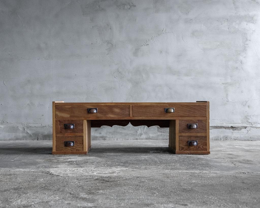 This antique floor writing desk was crafted in the Taisho Era (1912-1926). 

Made of keyaki (Japanese zelkova), it features stunning wood grain and a beautifully aged surface.

Unlike Western-style desks, this piece was designed for traditional
