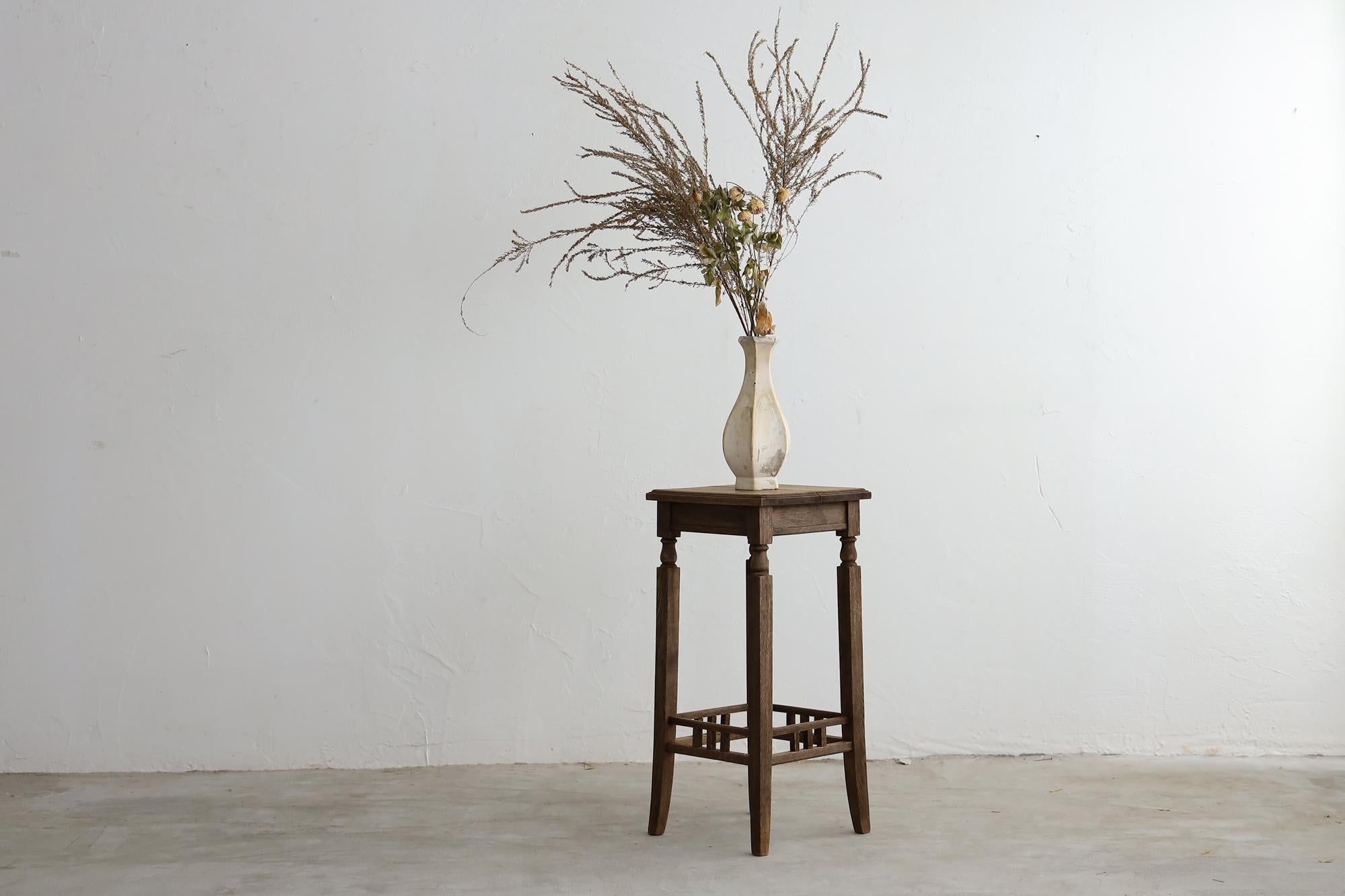 Introducing a masterpiece from Japan's Taisho era, crafted using techniques akin to those employed in Japanese shrines. This exceptional piece is made from solid oak, renowned for its durability and natural beauty that only deepens with age,