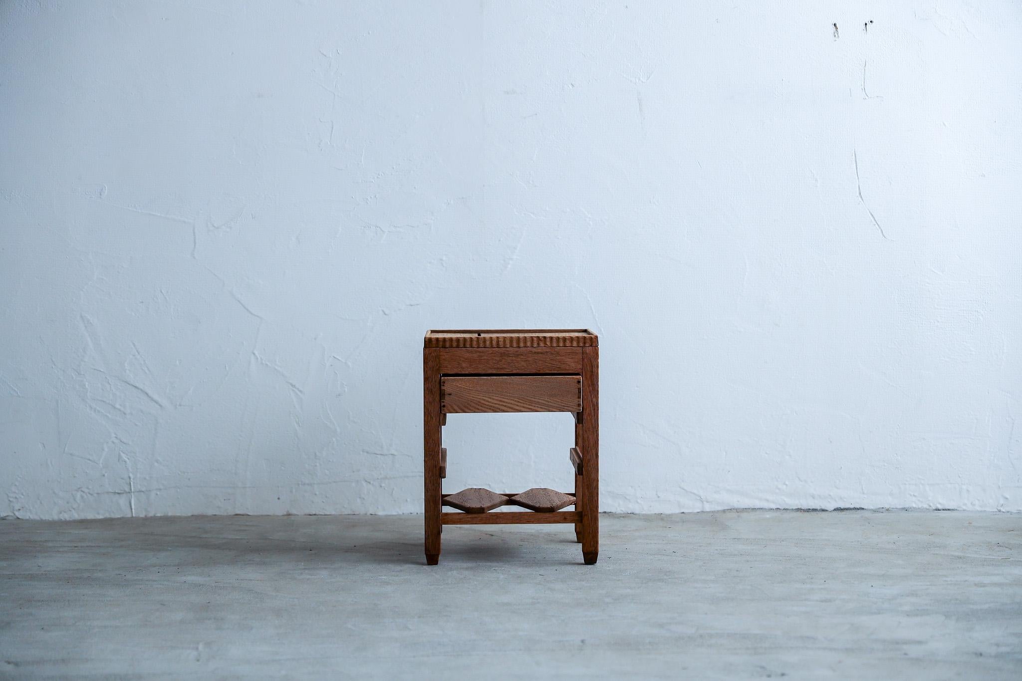 An elegant flower stand with an obi decoration design.
The aged lauan wood has a rich expression.

It is equipped with one drawer, which can be used conveniently to store everyday items.
In addition to using it as a flower stand, it would also work