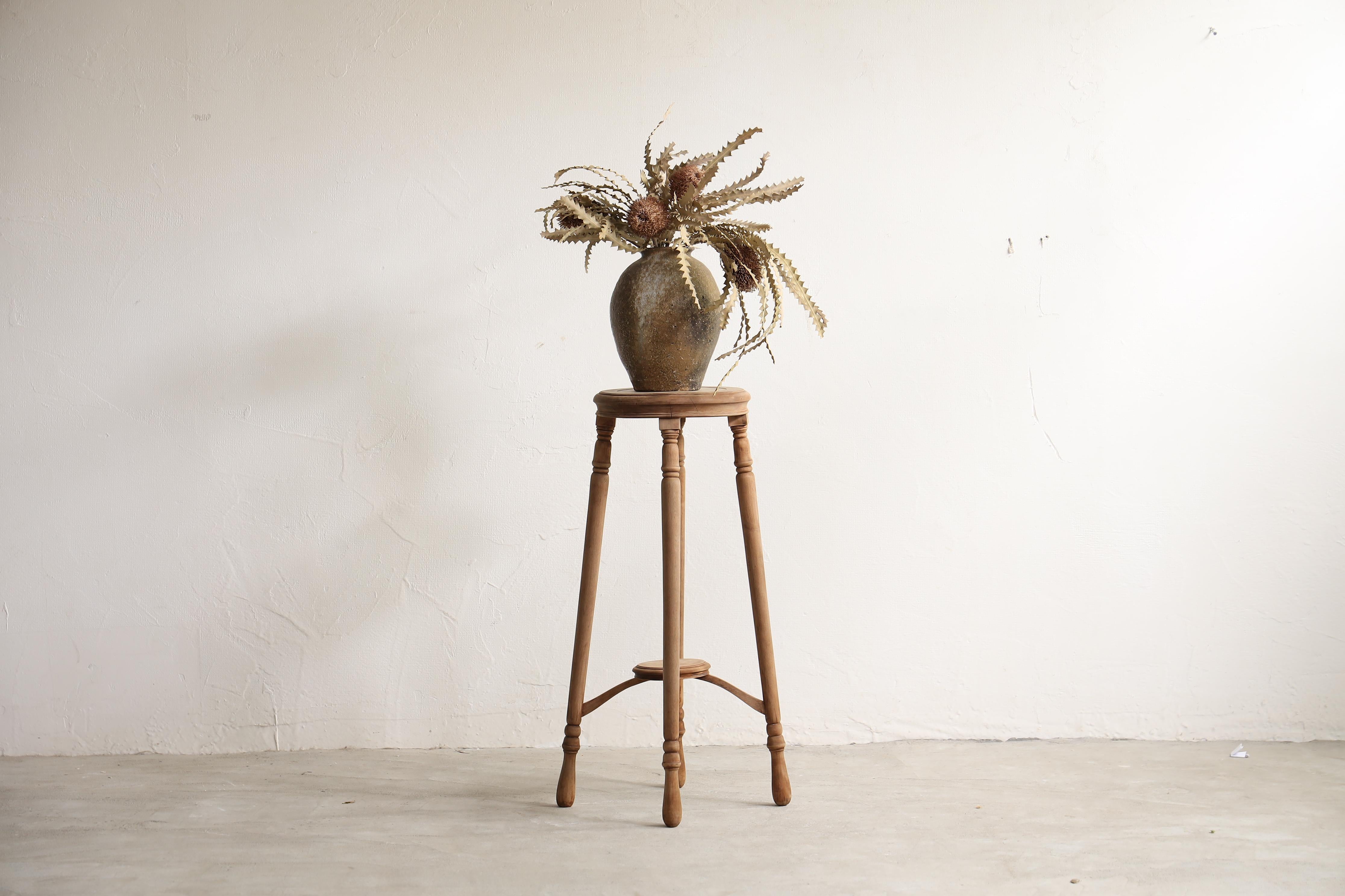 Il est doté d'un plateau doux et arrondi et de pieds en forme de tour de potier qui lui confèrent une apparence digne.
Ce porte-fleurs a été fabriqué pendant la période Taisho.
Les lignes qui s'affinent légèrement vers l'extrémité des jambes, puis