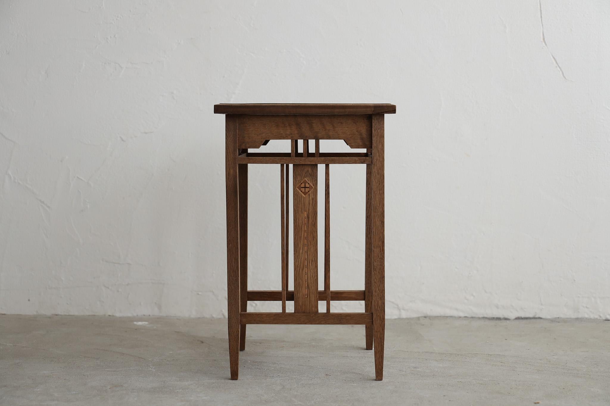 This flower stand is a harmonious blend of delicate design and high-quality materials.
The beautiful grain pattern known as tiger stripe appears throughout, giving it the dignity that only oak can offer.

The sides are decorated with intricate inlay