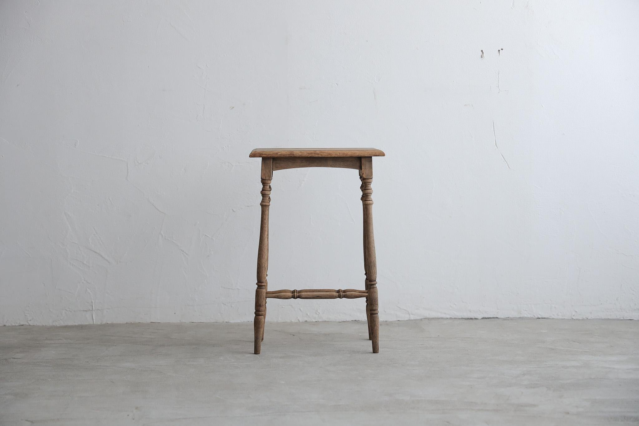 A horizontally shaped flower stand with delicate lathe-turned legs.
Made from high-quality oak, its quiet luster and beautiful grain add a gentle presence to any space.

All of the legs are turned on a lathe, giving the stand a dignified yet tense