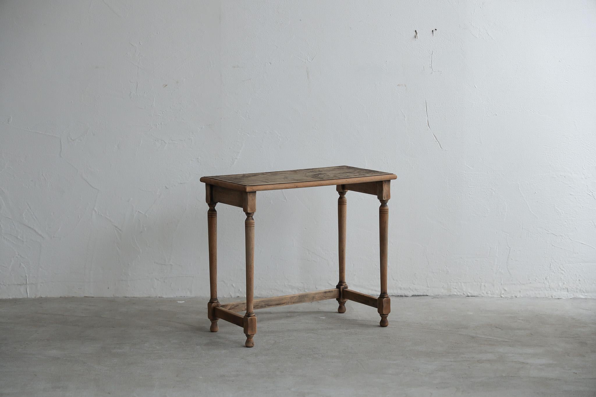 A chic flower stand that stands quietly.
Its calm presence adds elegance to any space.

The table top is made of Tochigi veneer, with a unique luster that subtly emerges from the deep color.

The legs are simple yet designed to convey a strong sense