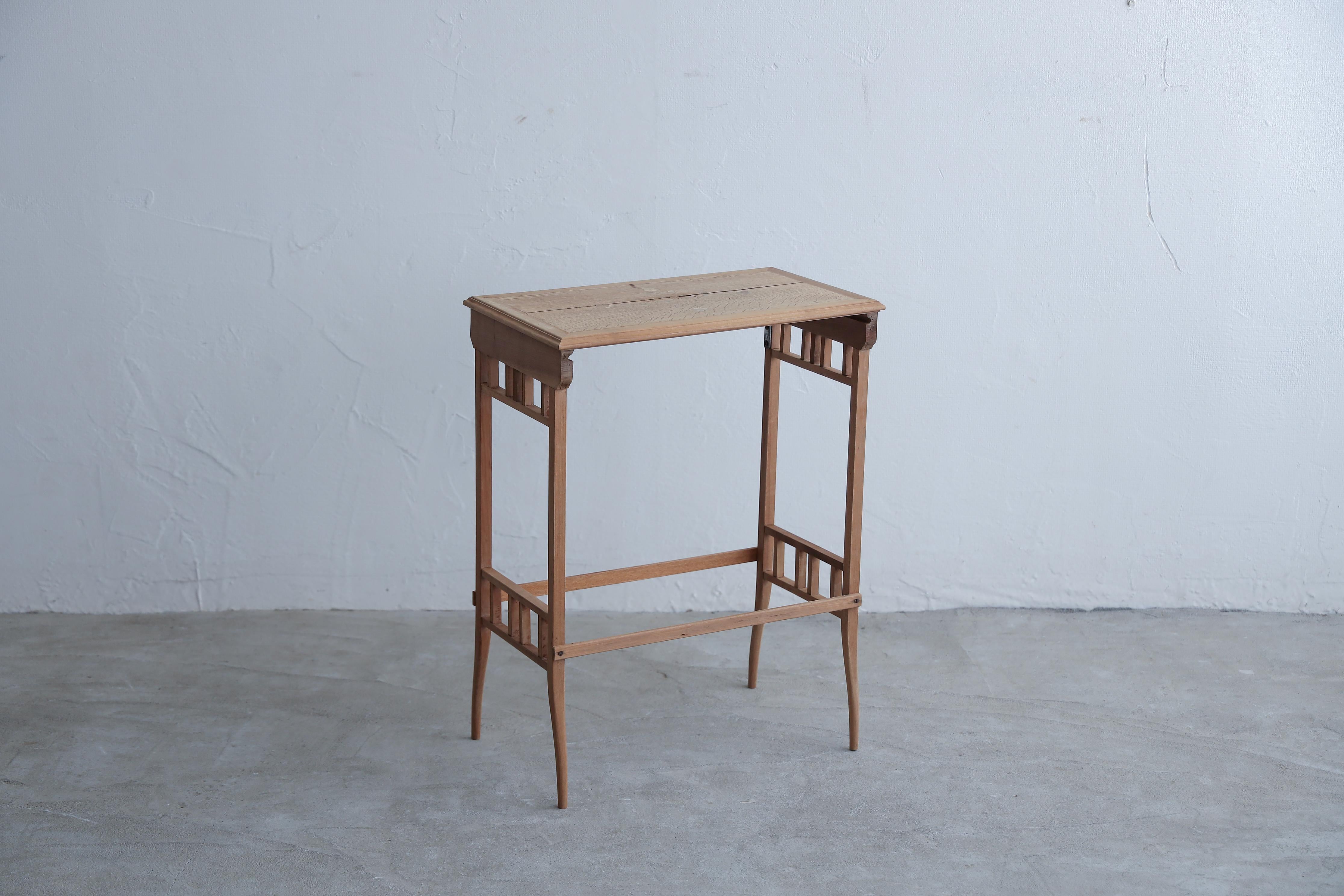 This elegant flower stand from Juri Sakura features a plant inlay on the top.
The delicate design and long, slender legs make this a striking piece.

The beauty of the details throughout, such as the delicate side decorations, exude the dignity of