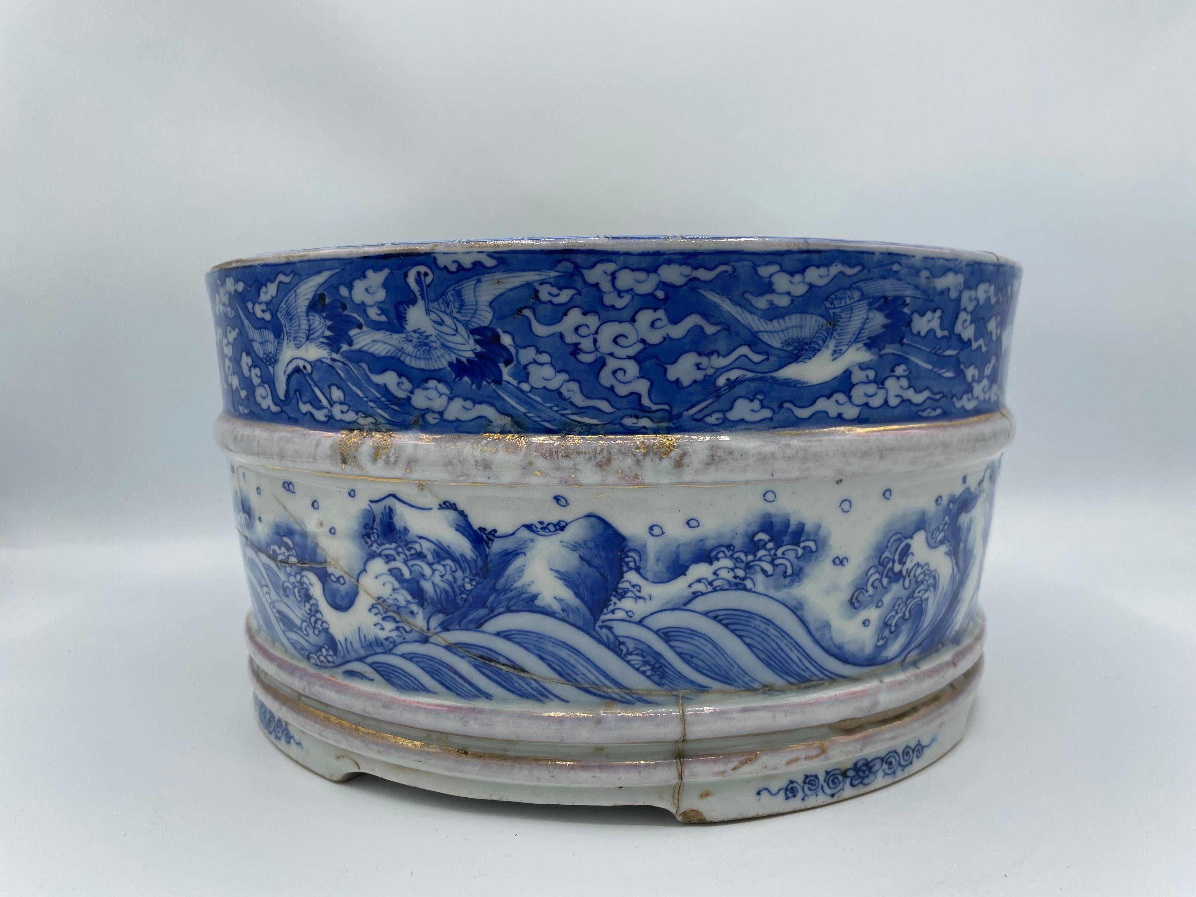 Dies ist ein Blumentopf, der um 1800 in der Edo-Zeit in Japan hergestellt wurde.
Es wurde von Kahei KATO und Tanigoro WATANABE hergestellt. (Diese Namen finden Sie auf dem Boden dieses Topfes.)
Er kann als Blumentopf, aber auch als Dekoration,