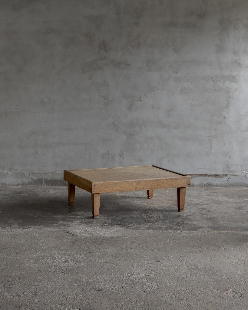 This antique low table was crafted in the Early Showa Period '1926-'.

In Japan, where people traditionally sit on the floor, tables are designed to be lower in height compared to Western-style tables.
Known as a chabudai, this traditional Japanese