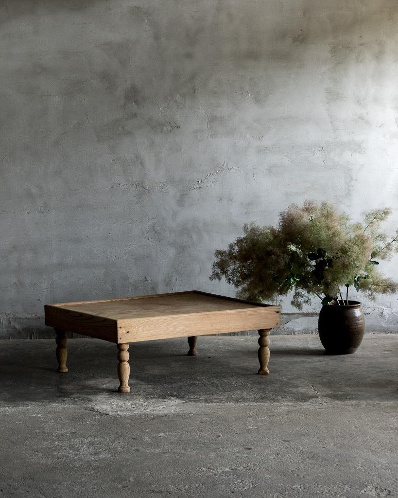 This low table was crafted in the Early Showa Period (1926–).

In Japan, where people traditionally sit on the floor, tables are designed to be lower in height than Western-style furniture.
Known as a chabudai, this traditional Japanese folding