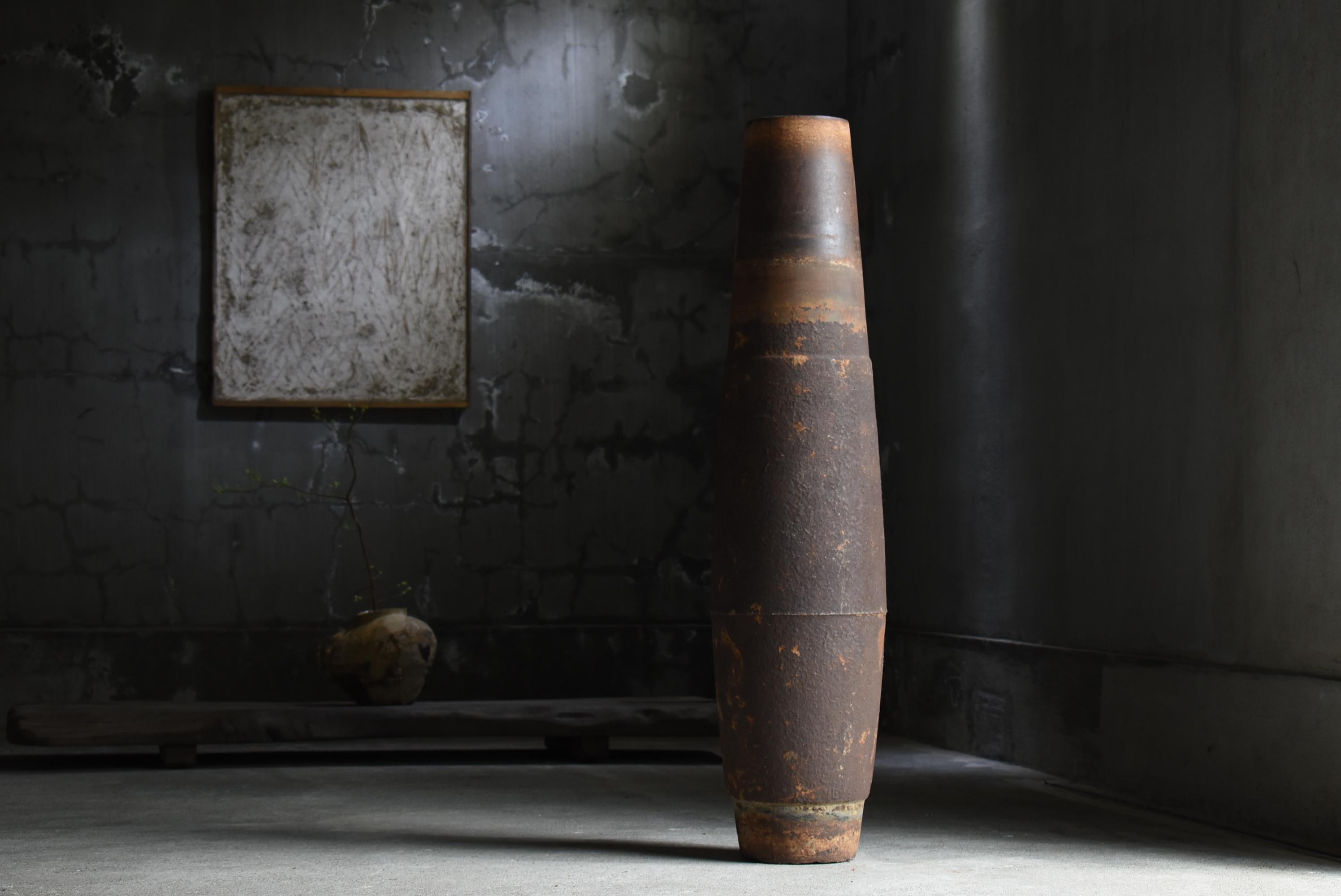 Very old Japanese iron cylinder.
It is thought to be a fuel tank, but details are unknown.
The period is thought to be 1900s-1940s.

The rusty texture is very beautiful.
It has an overwhelming presence as an object of art.

A very rare item
