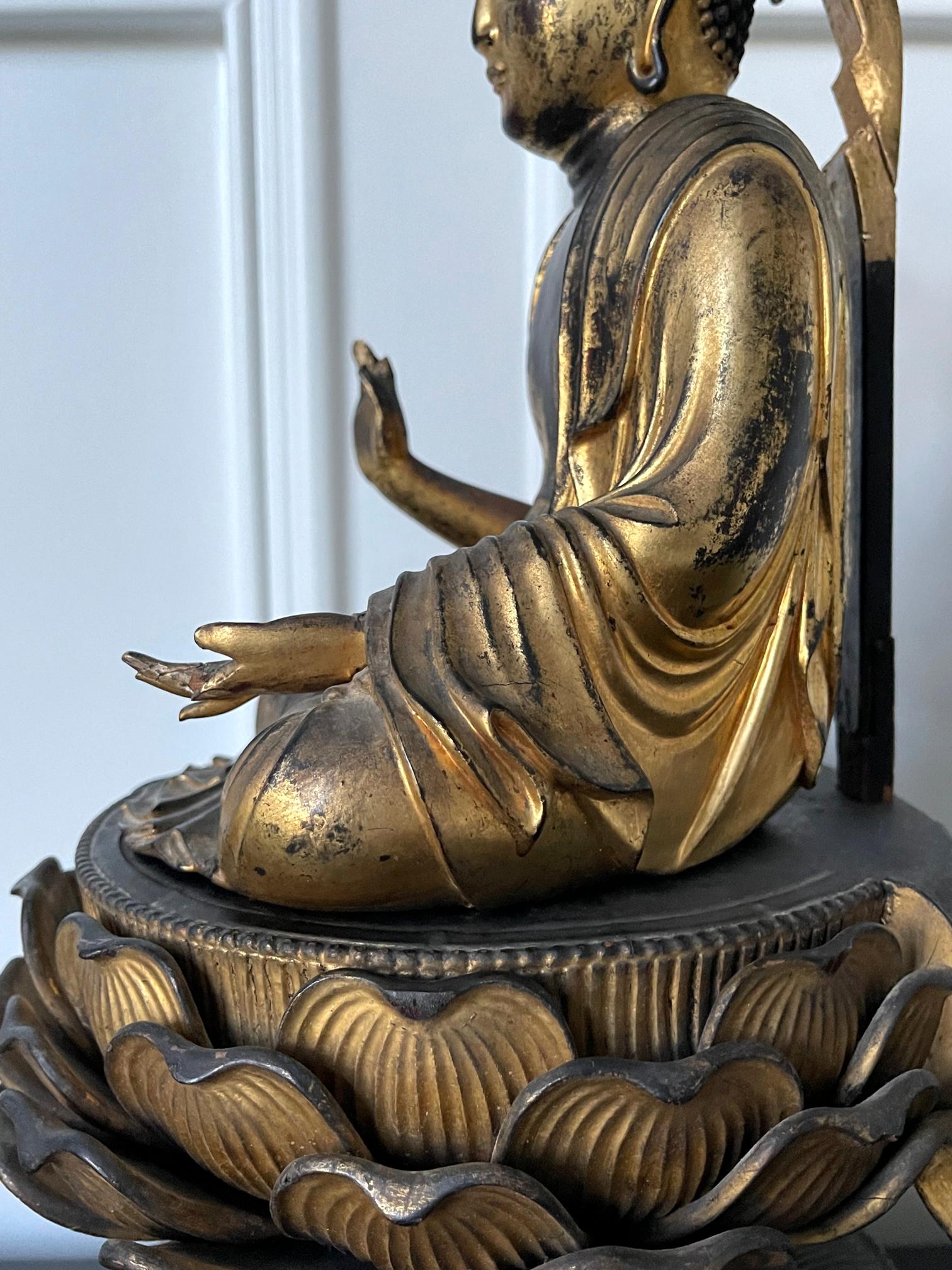 Japanische antike Amitabha-Buddha-Statue aus vergoldetem Holz auf Loctus- Throns im Angebot 6