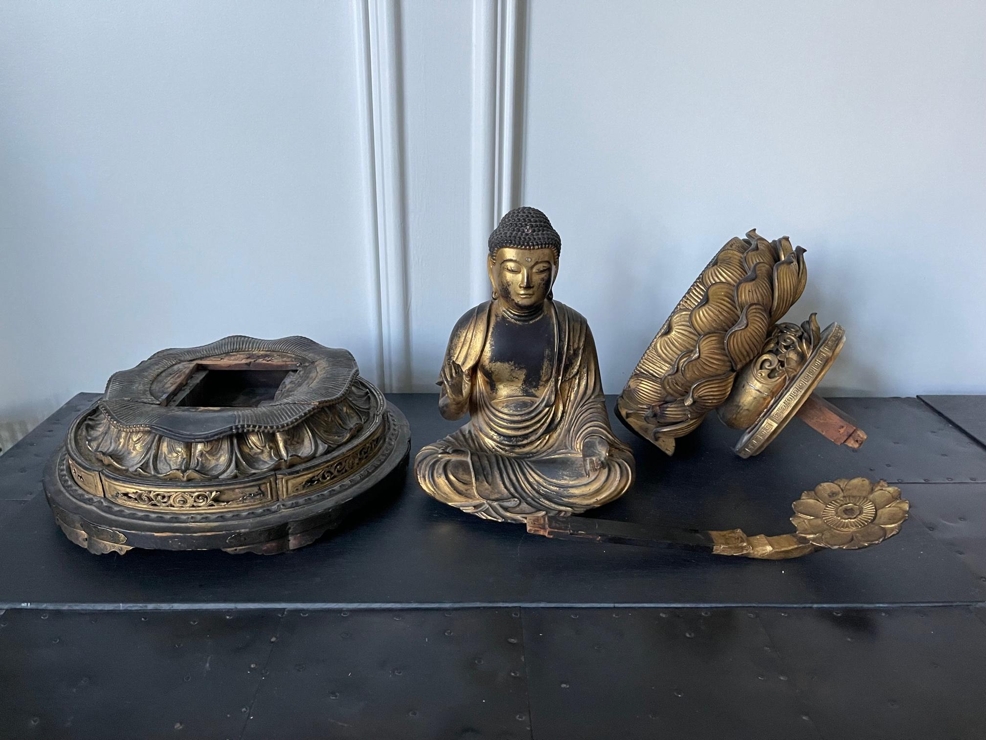 Japanische antike Amitabha-Buddha-Statue aus vergoldetem Holz auf Loctus- Throns im Angebot 10