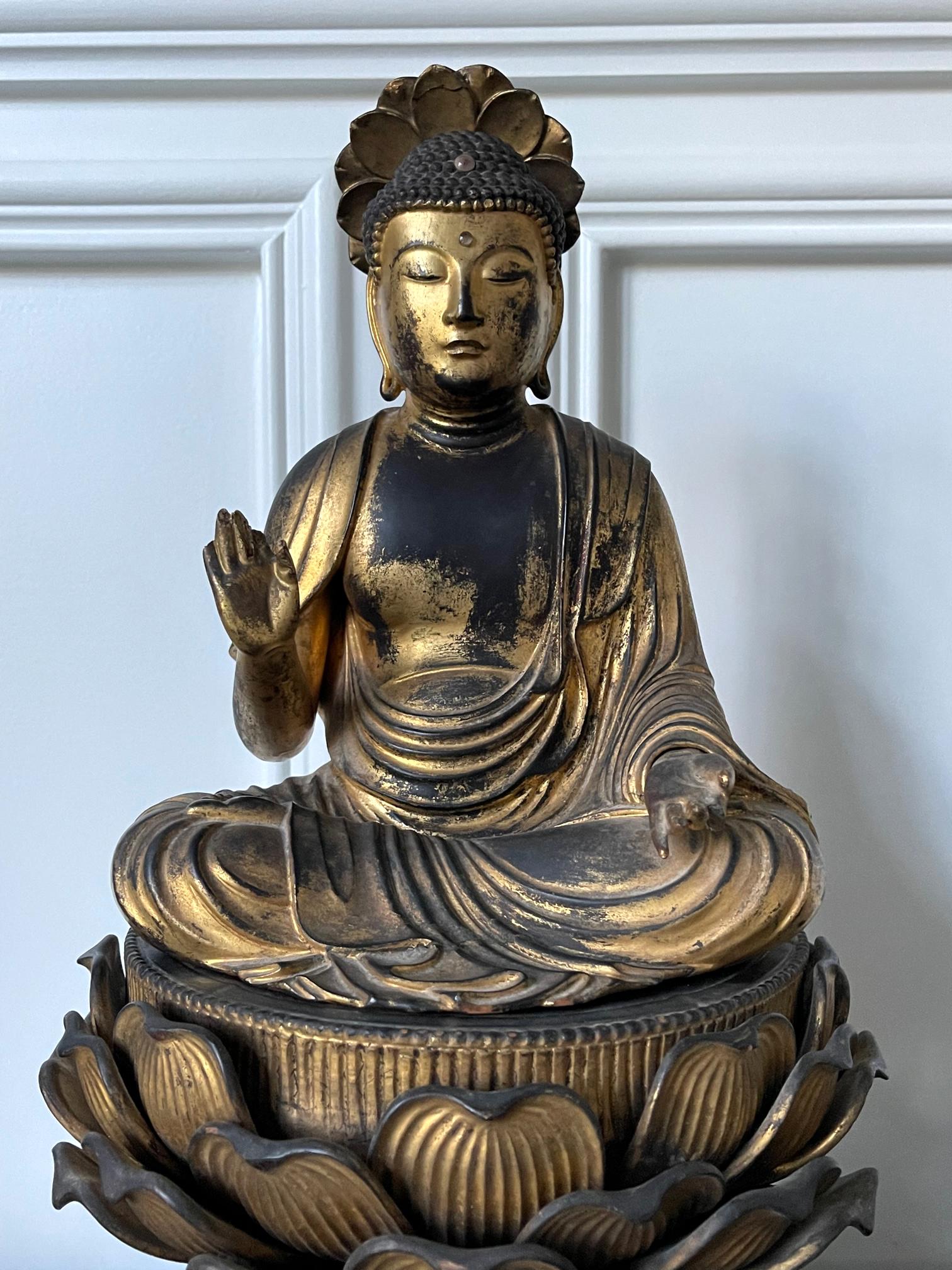 Japanische antike Amitabha-Buddha-Statue aus vergoldetem Holz auf Loctus- Throns (Edo) im Angebot