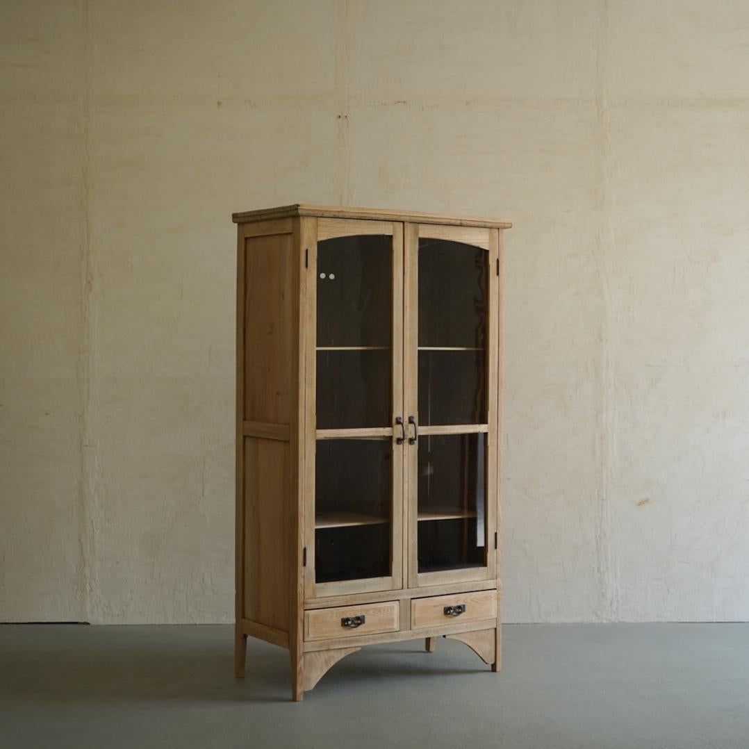 This is an old Japanese cabinet.
It was made during the Taisho era.
Considering it is over 100 years old, it is in relatively good condition.
The frame is made of Sen wood.
The overall appearance is slim and clean.
Natural cabinets will suit a