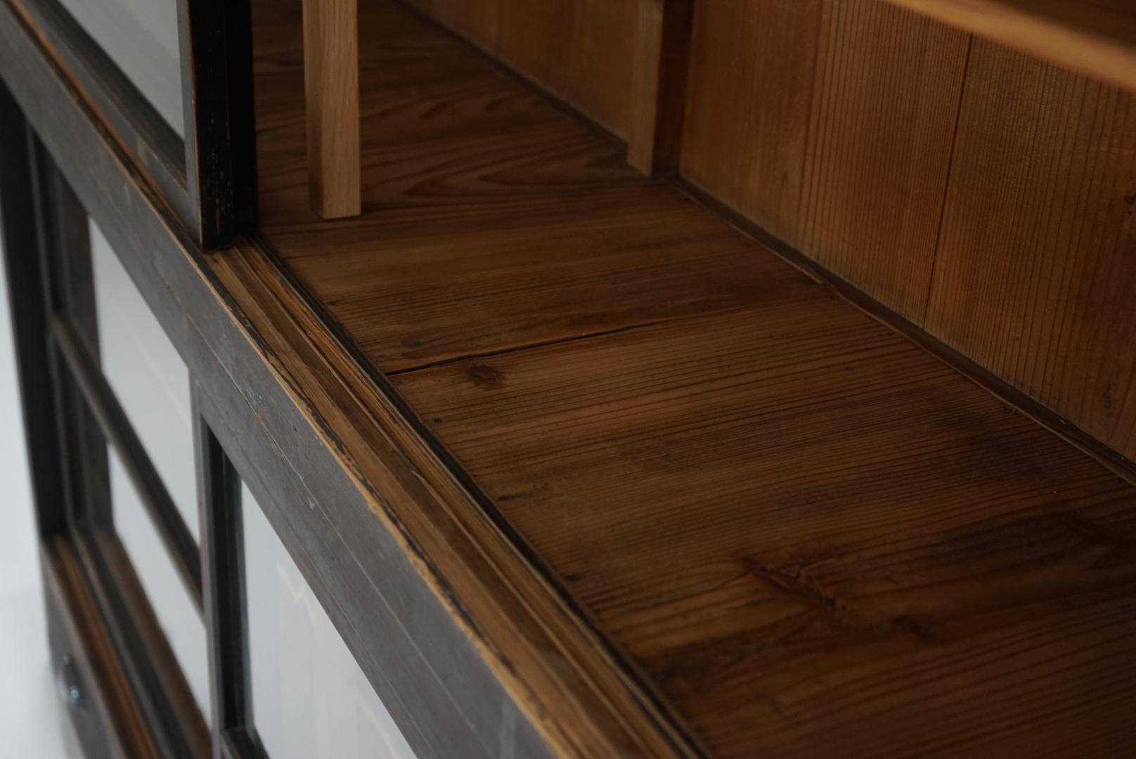 Giapponese Credenza antica giapponese in vetro Vetrina 1920-1930 Wabi-Sabi in vendita