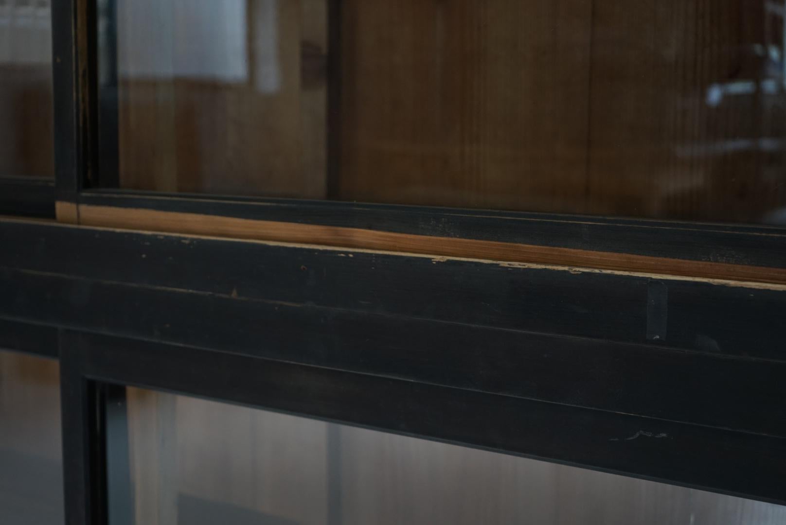 Credenza antica giapponese in vetro Vetrina 1920-1930 Wabi-Sabi in vendita 2