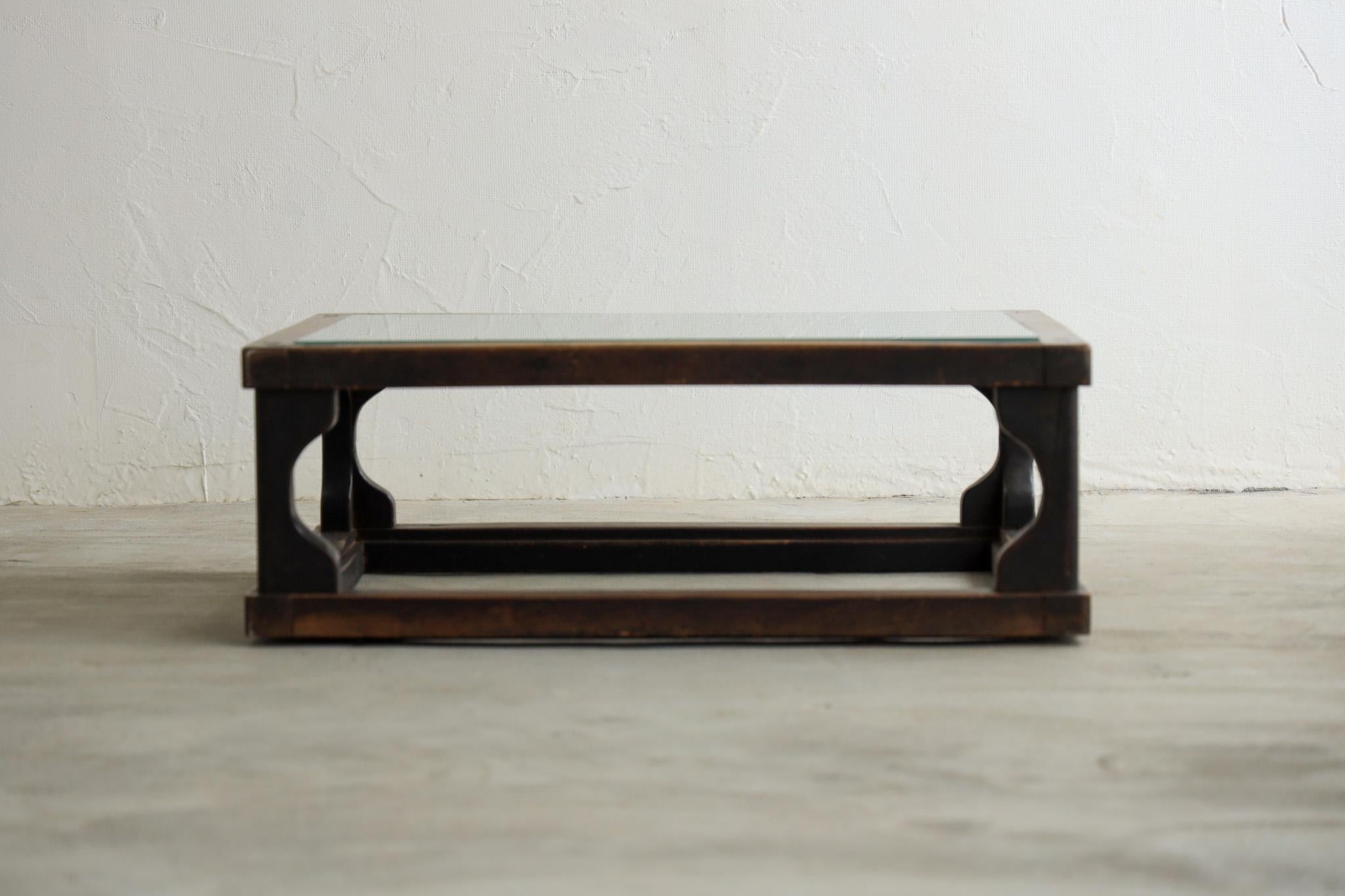 Niedriger japanischer antiker japanischer Glastisch, Wabi Sabi (Holz) im Angebot