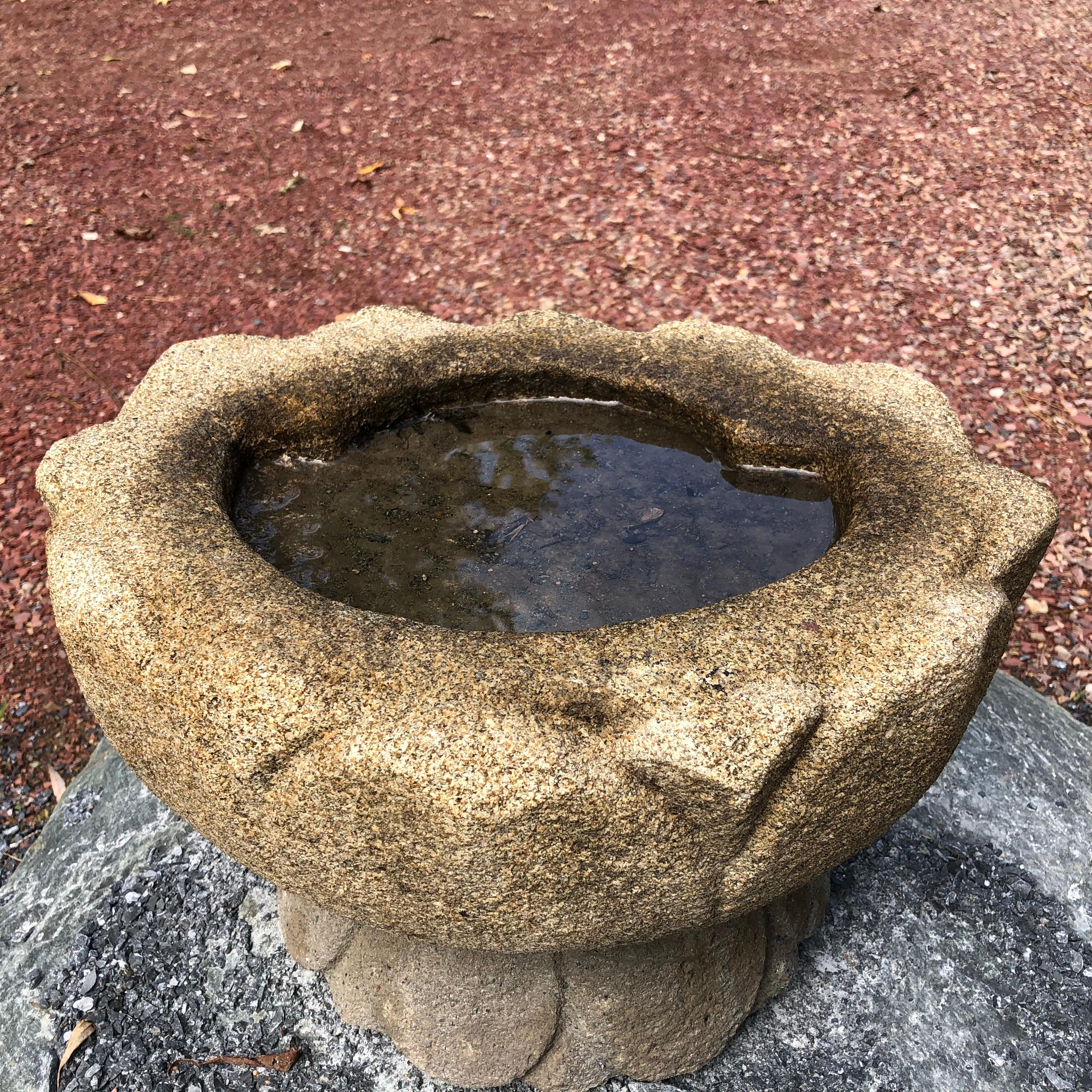 Japanese Antique Hand Carved Lotus Bowl on Stand, 19th Century or Earlier (Handgeschnitzt)