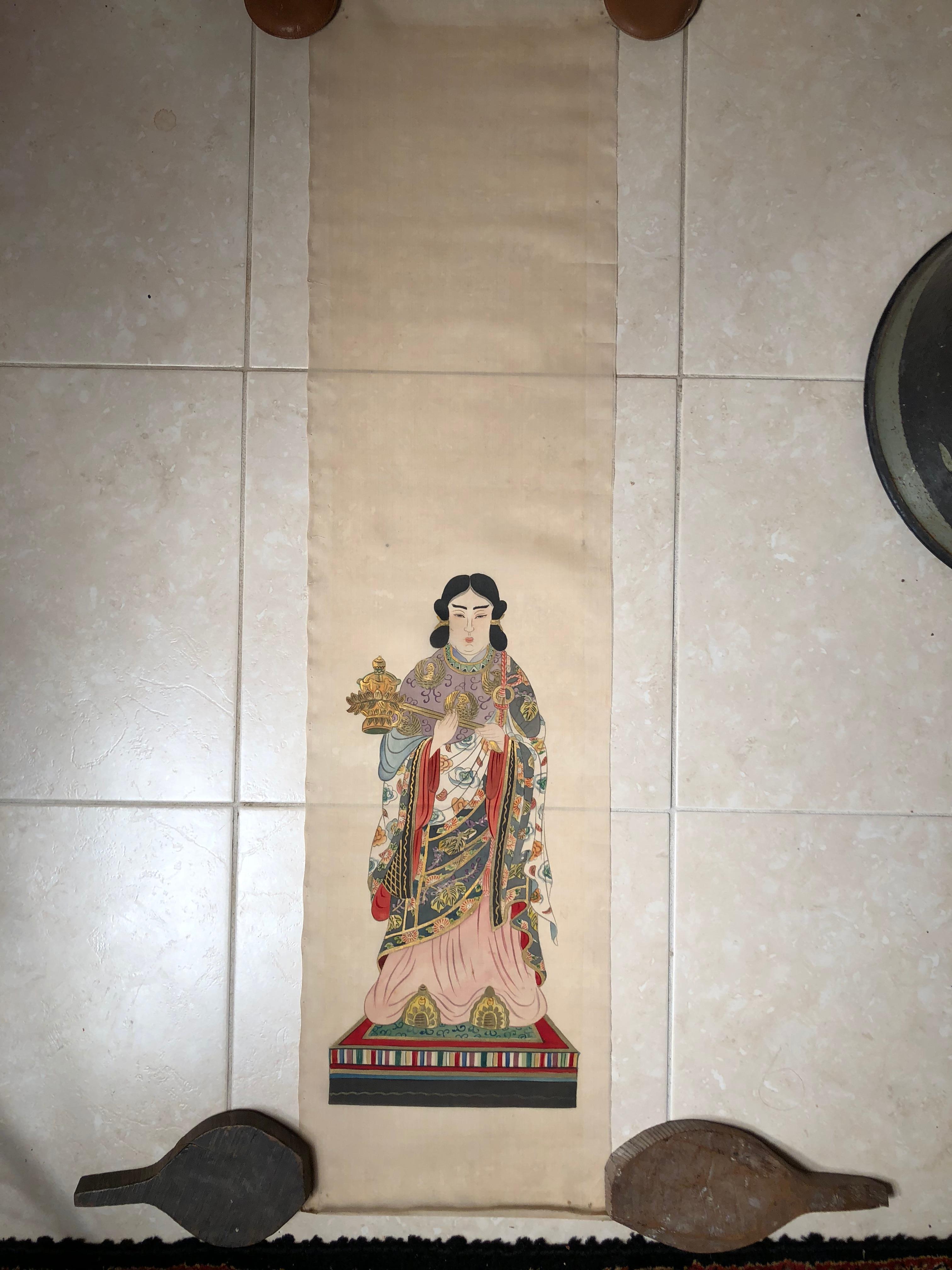 A beautifully executed Japanese antique hand-painted painting of kanon Guan Yin worthy of your favourite room.
Hand painting on silk in simple classic Japanese striking brilliant and pleasing colors.

Immediately frameable.

Japan, attractive