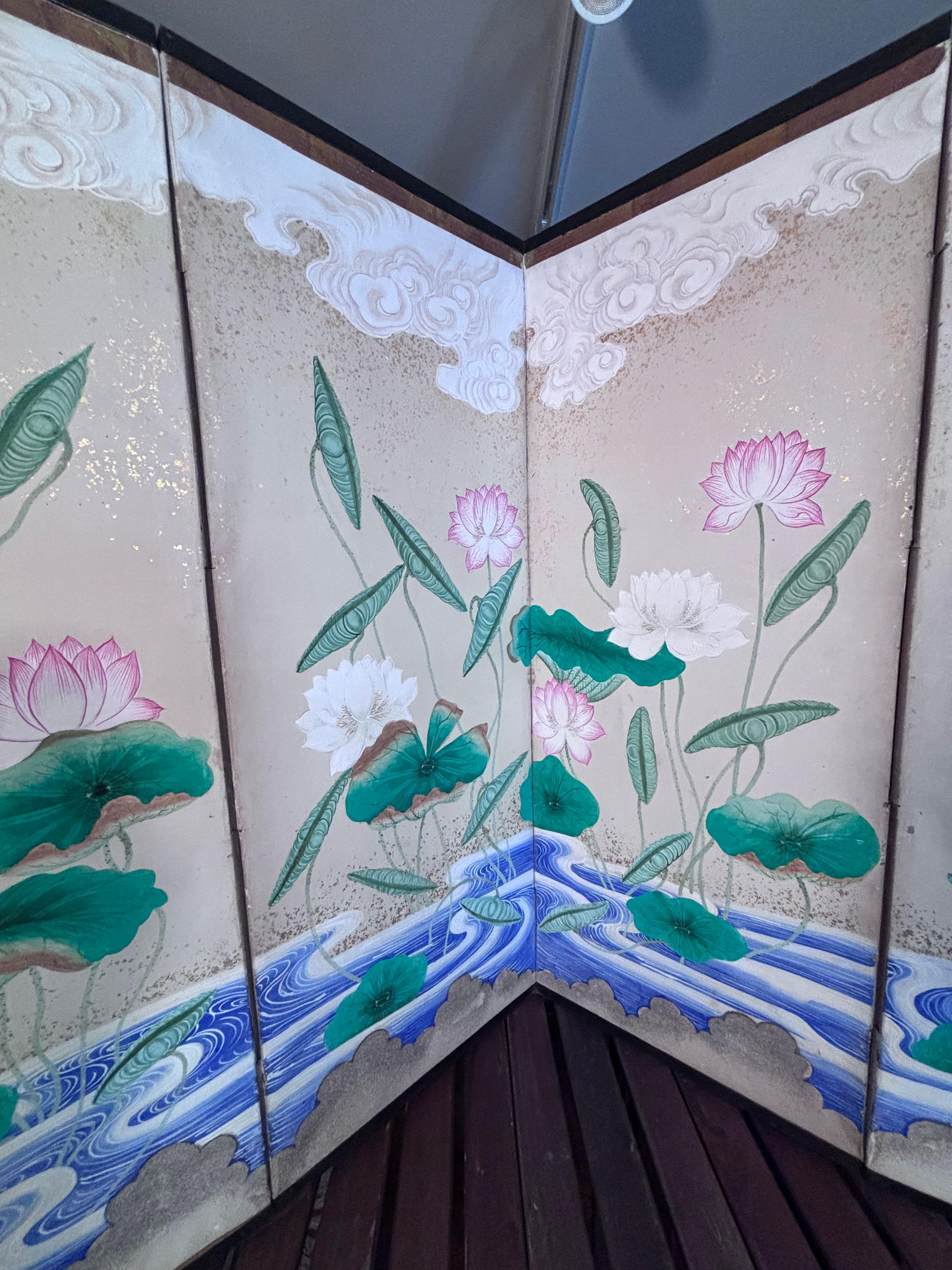 Biombo Japonés Antiguo Pintado a Mano Loto Y Aguas Azules Colores Vibrantes en Bueno estado para la venta en South Burlington, VT
