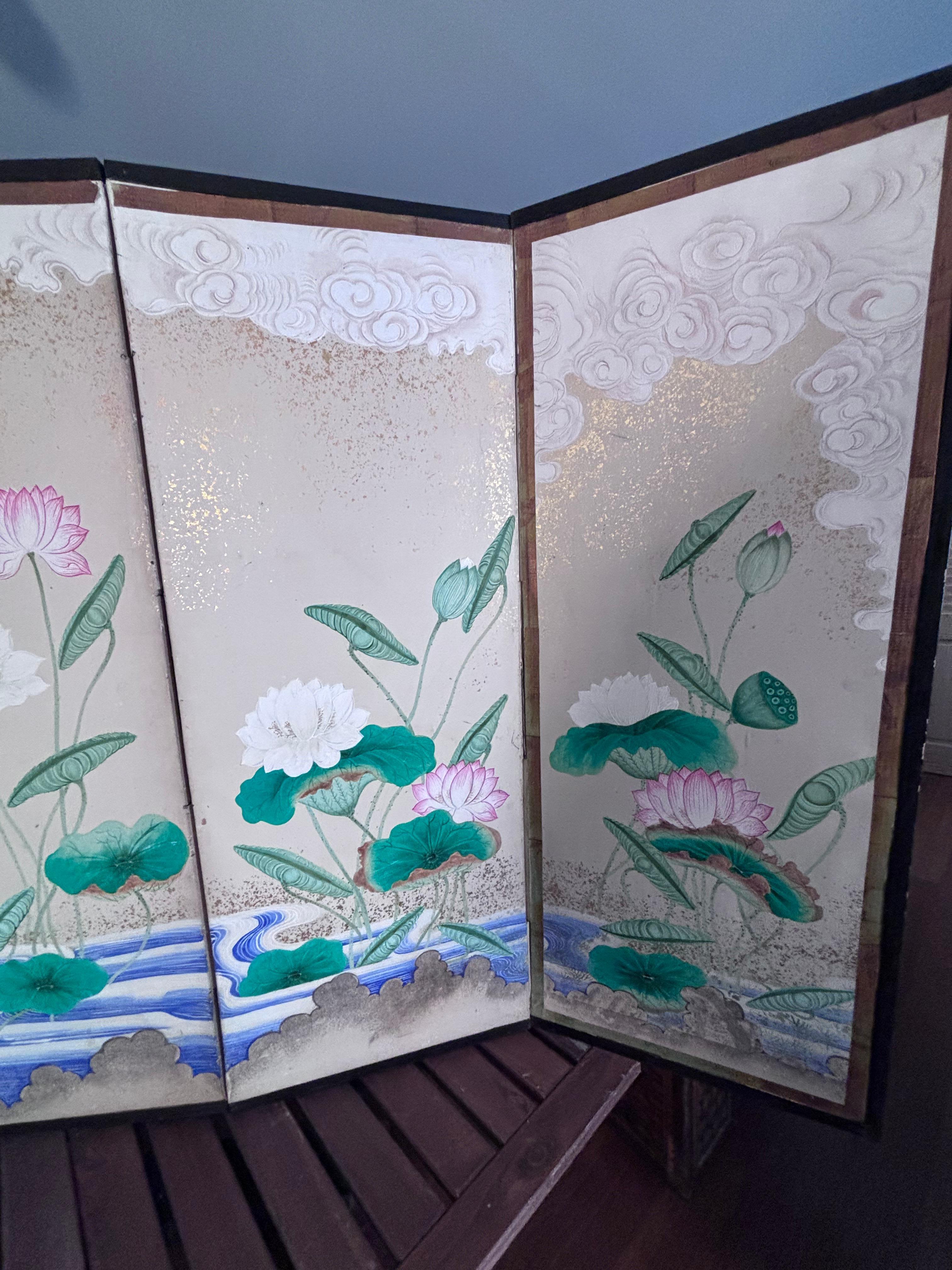 Biombo Japonés Antiguo Pintado a Mano Loto Y Aguas Azules Colores Vibrantes siglo XIX en venta