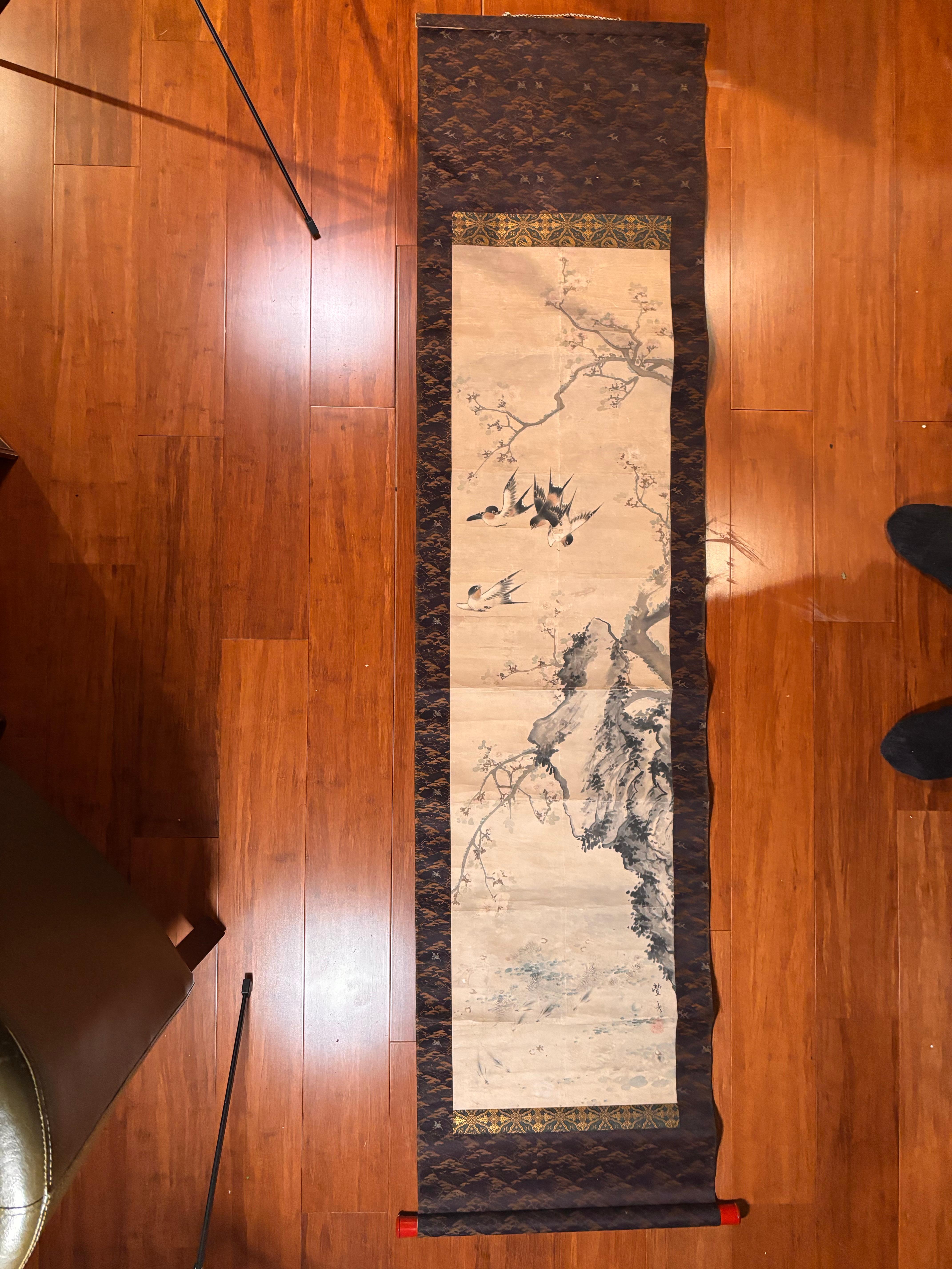 Fino y delicado pergamino japonés antiguo de seda pintado a mano con cuatro juguetonas golondrinas buceadoras, probablemente gorriones o currucas, en medio de un árbol plomizo y una cascada, periodo Taisho.

Pintura a mano en colores vivos con