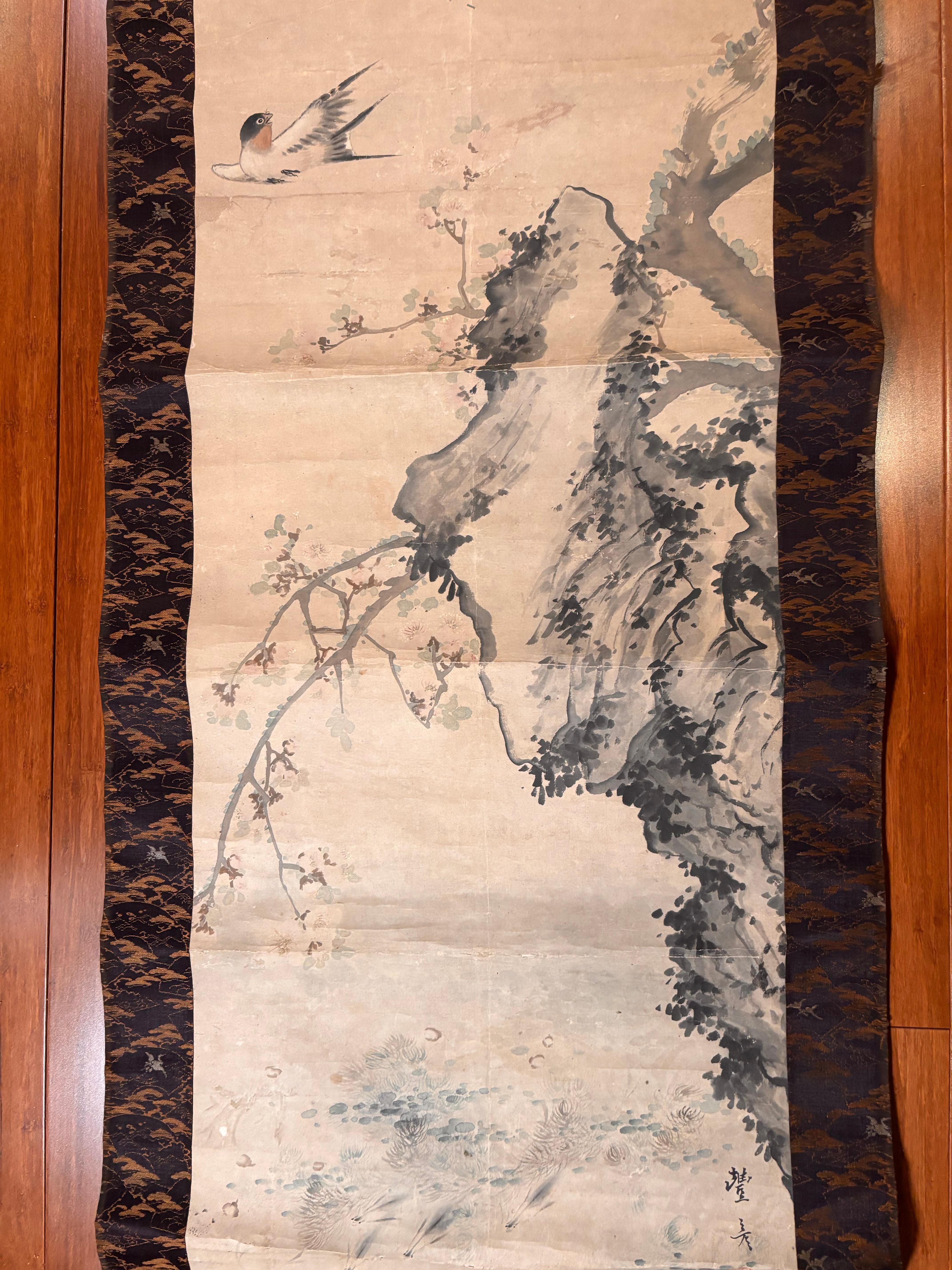 Pergamino de Seda Japonés Antiguo Pintado a Mano Juguetonas Golondrinas, Periodo Taisho en Bueno estado para la venta en South Burlington, VT