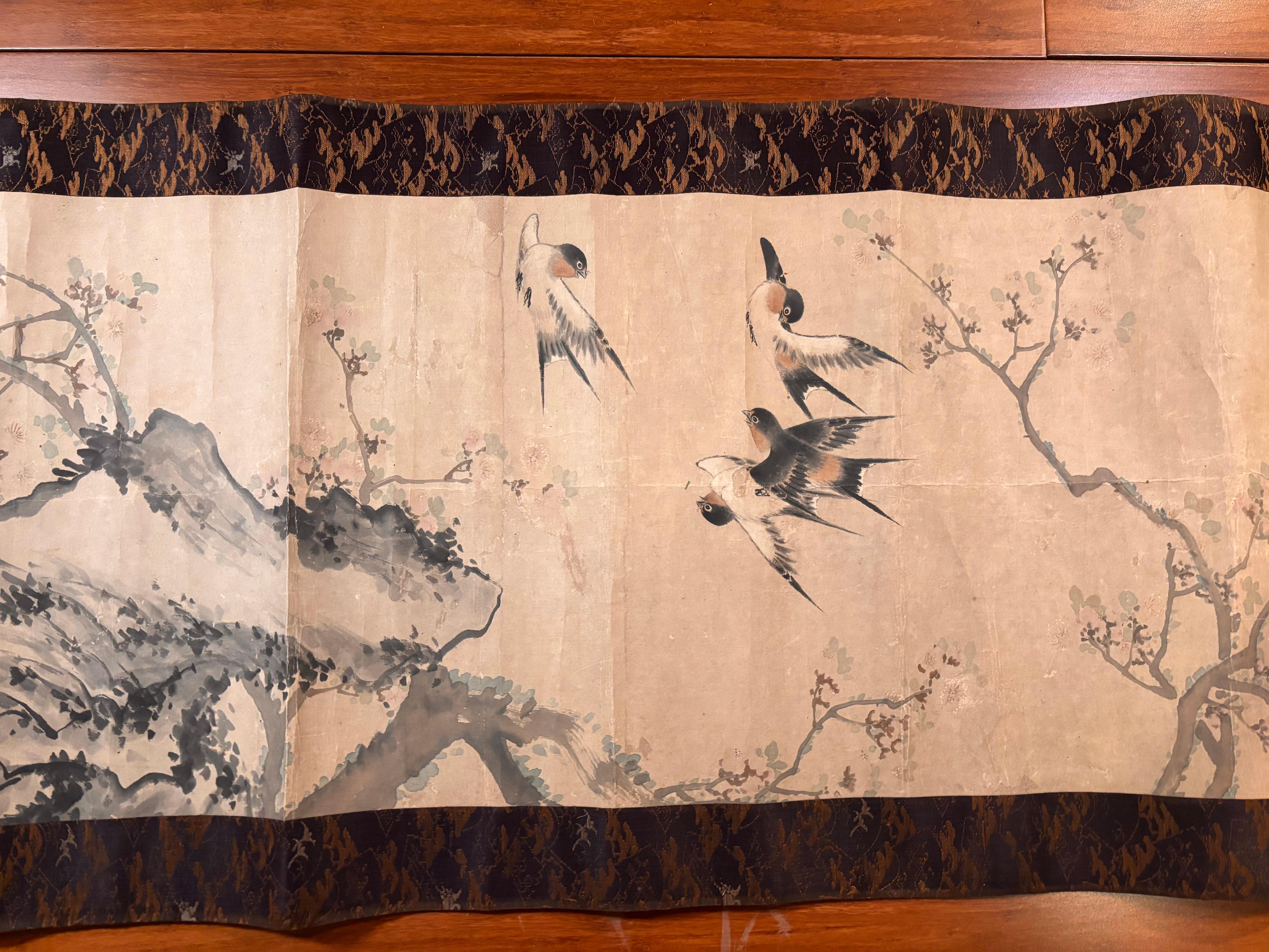 Pergamino de Seda Japonés Antiguo Pintado a Mano Juguetonas Golondrinas, Periodo Taisho siglo XX en venta