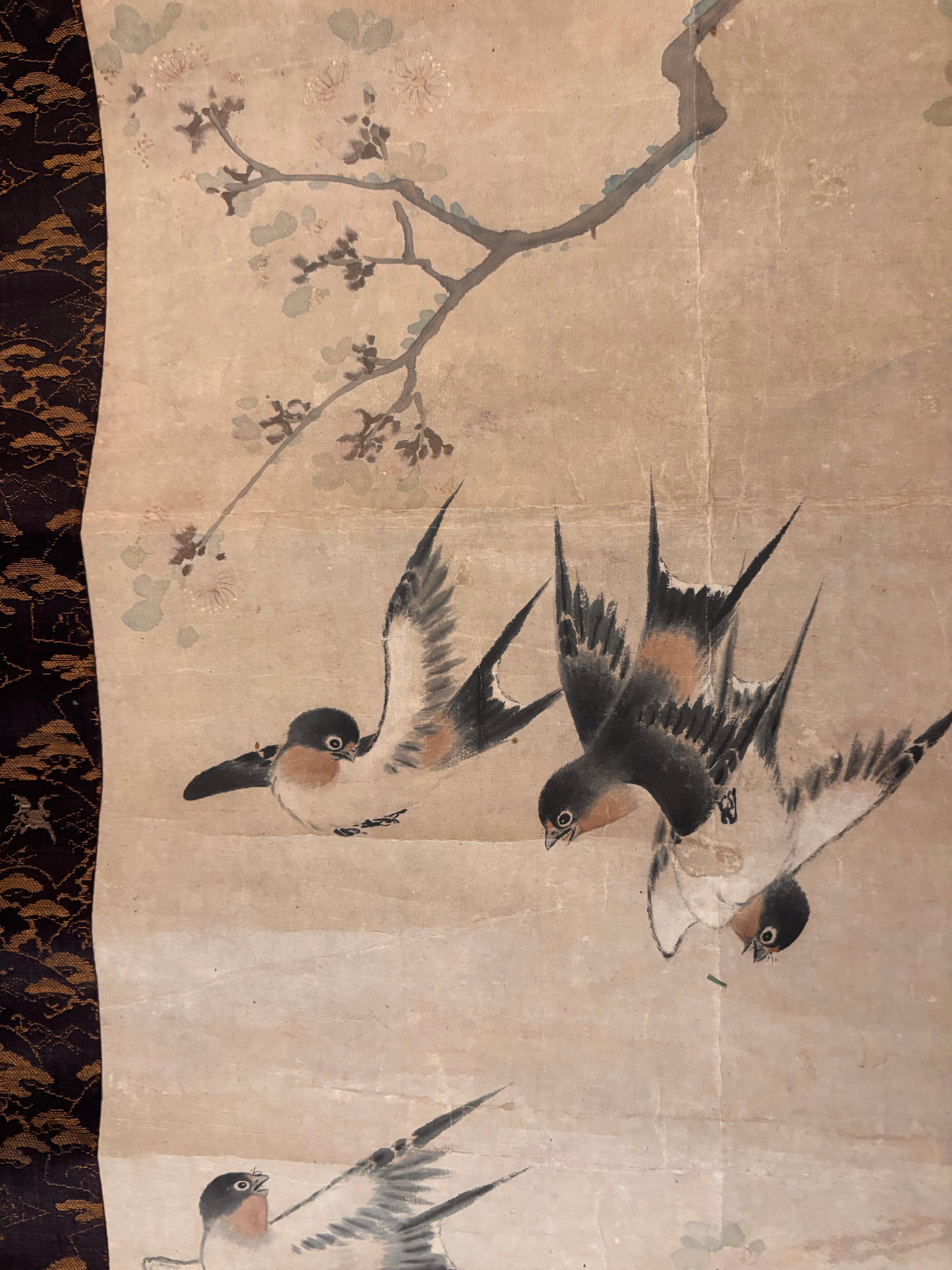 Pergamino de Seda Japonés Antiguo Pintado a Mano Juguetonas Golondrinas, Periodo Taisho en venta 2