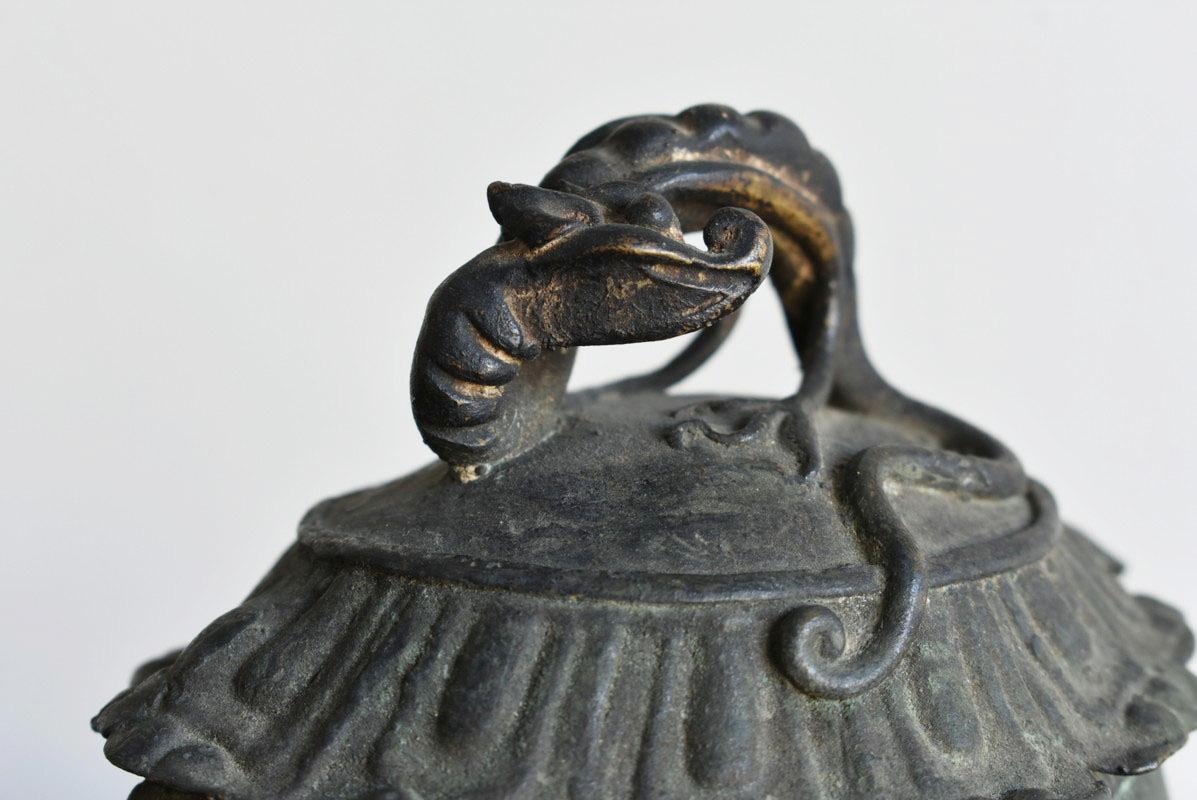 Chinese Antique Hanging Bell Made of Bronze with Dragon and Sanskrit Decoration In Good Condition In Sammu-shi, Chiba