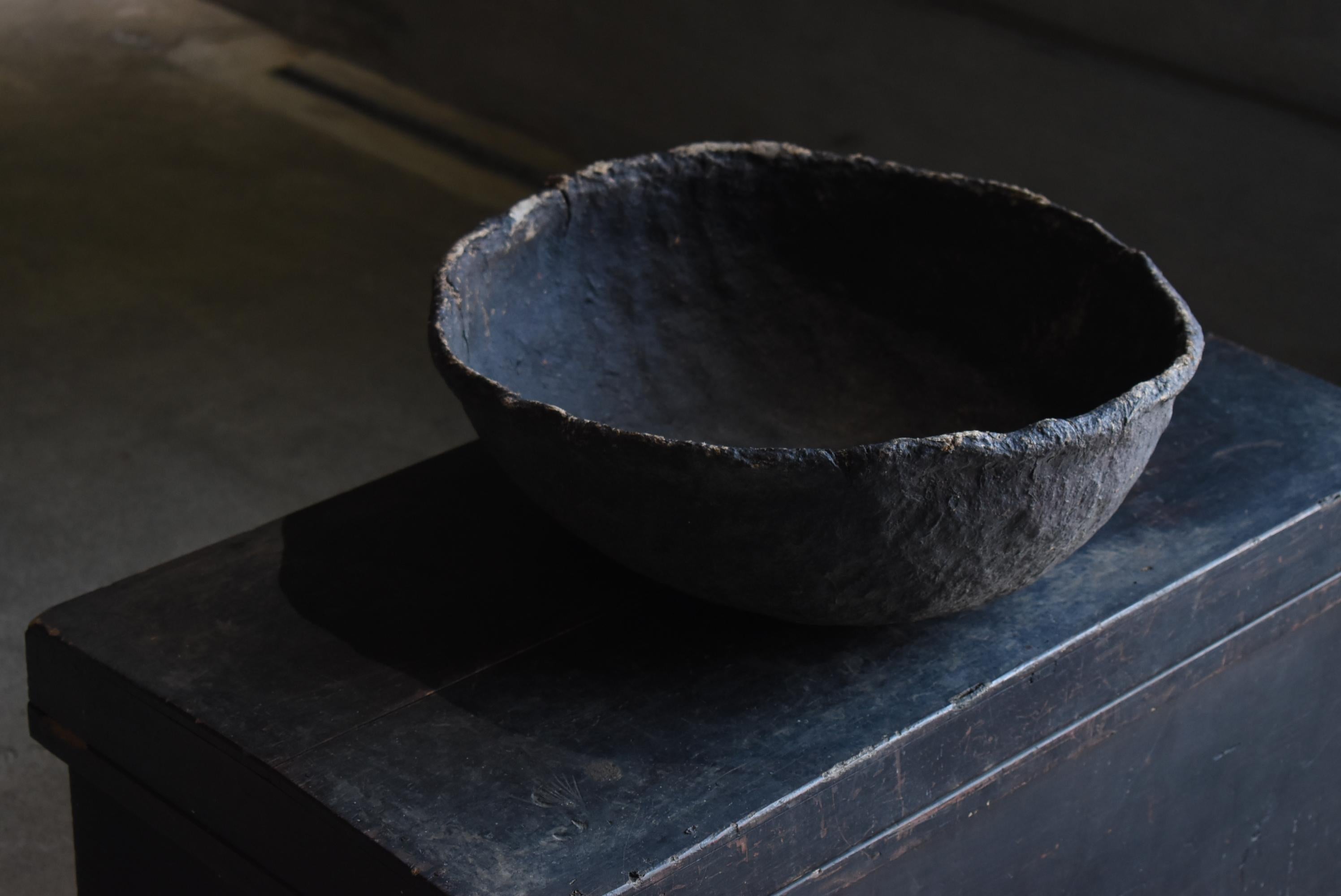 This is a very old Japanese hemp bowl.
It is from the Meiji period (1860s-1920s).

It is one of the daily utensils used in certain areas of Japan.
It is used to hold grains and other items.

It is made by beating well the scraps of hemp after