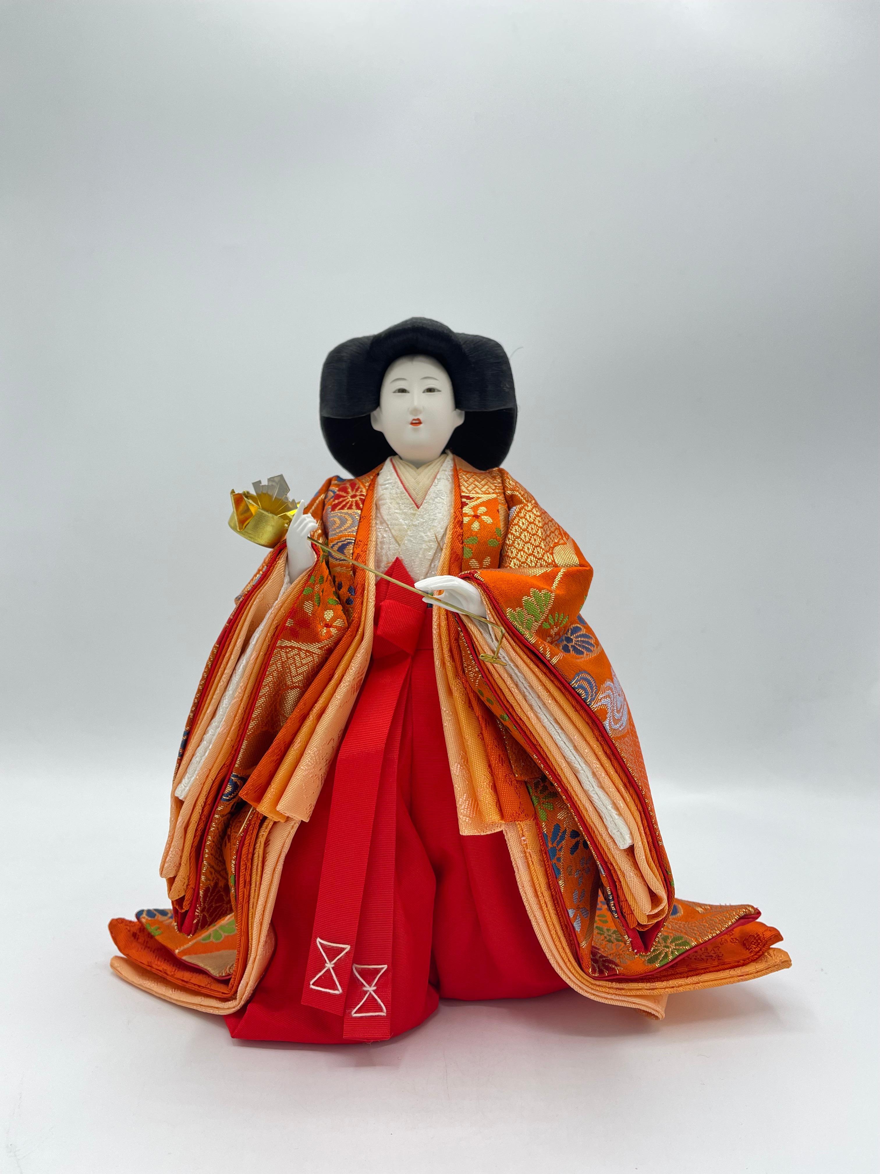 Dies ist eine Puppe, die wir für den Hinamatsuri-Tag verwenden. Diese Person ist einer der Sannin Kanjo.
Diese Person hat Nagae no choshi. Diese Puppe wurde aus Kunststoff, Baumwolle, Seide und Metall hergestellt. Diese Puppe wurde in den 1980er