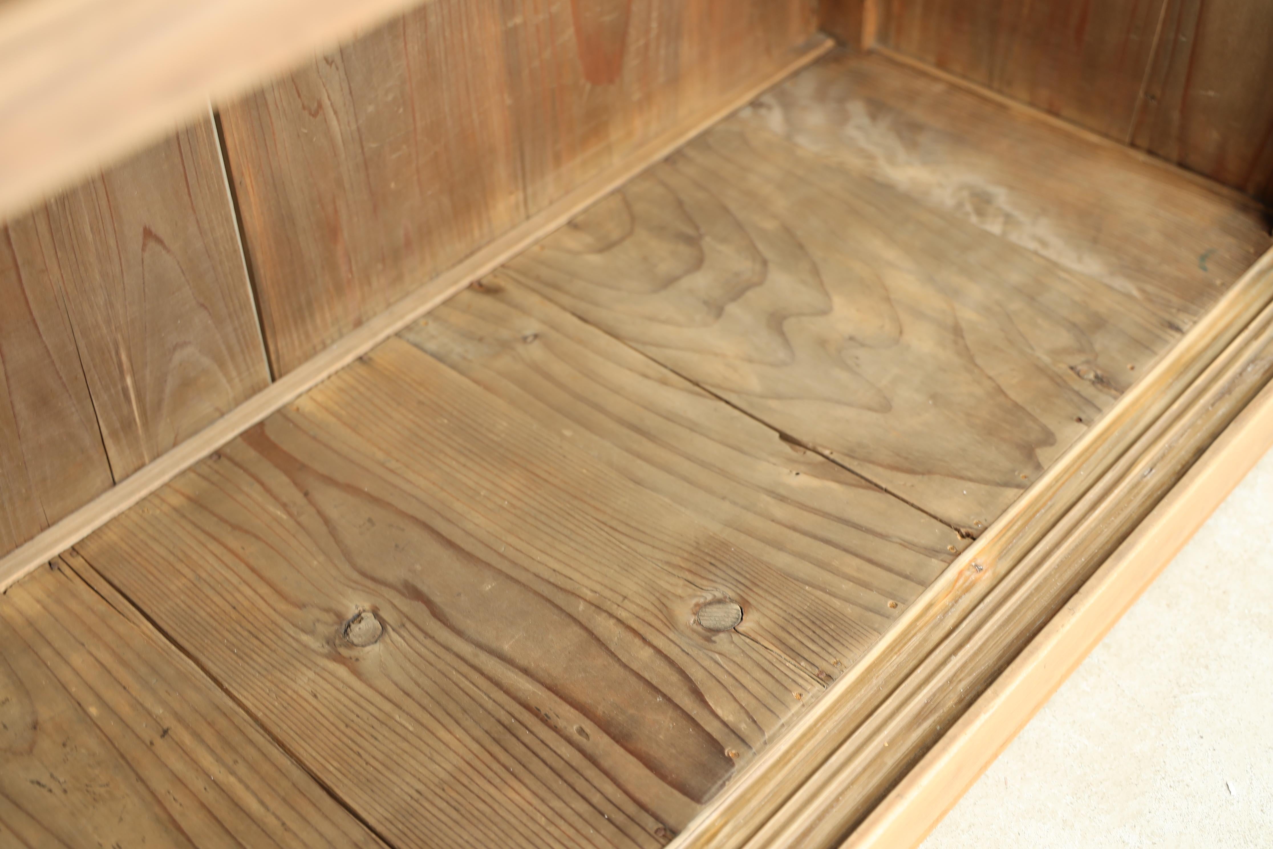Armadio giapponese antico ad ante scorrevoli in legno di Hinoki , Wood Sabi, Japandi in vendita 4