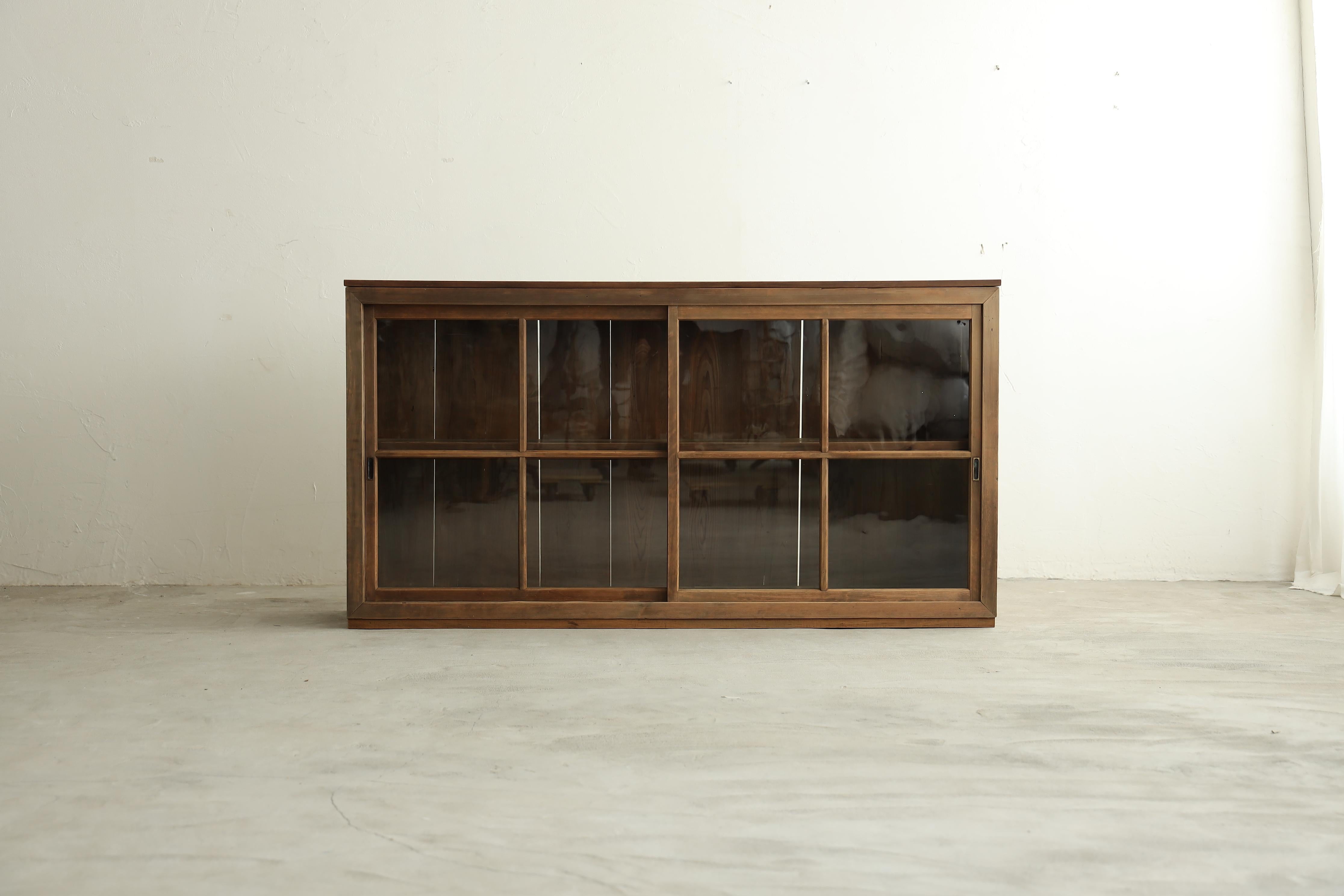 Un armadio ad ante scorrevoli dall'aspetto ordinato, assemblato in legno di cipresso.

I vecchi vetri e il legno nudo gli conferiscono una bellissima tranquillità.

Il piano è lussuosamente realizzato in un unico pezzo di ciliegio shurizakura.
I