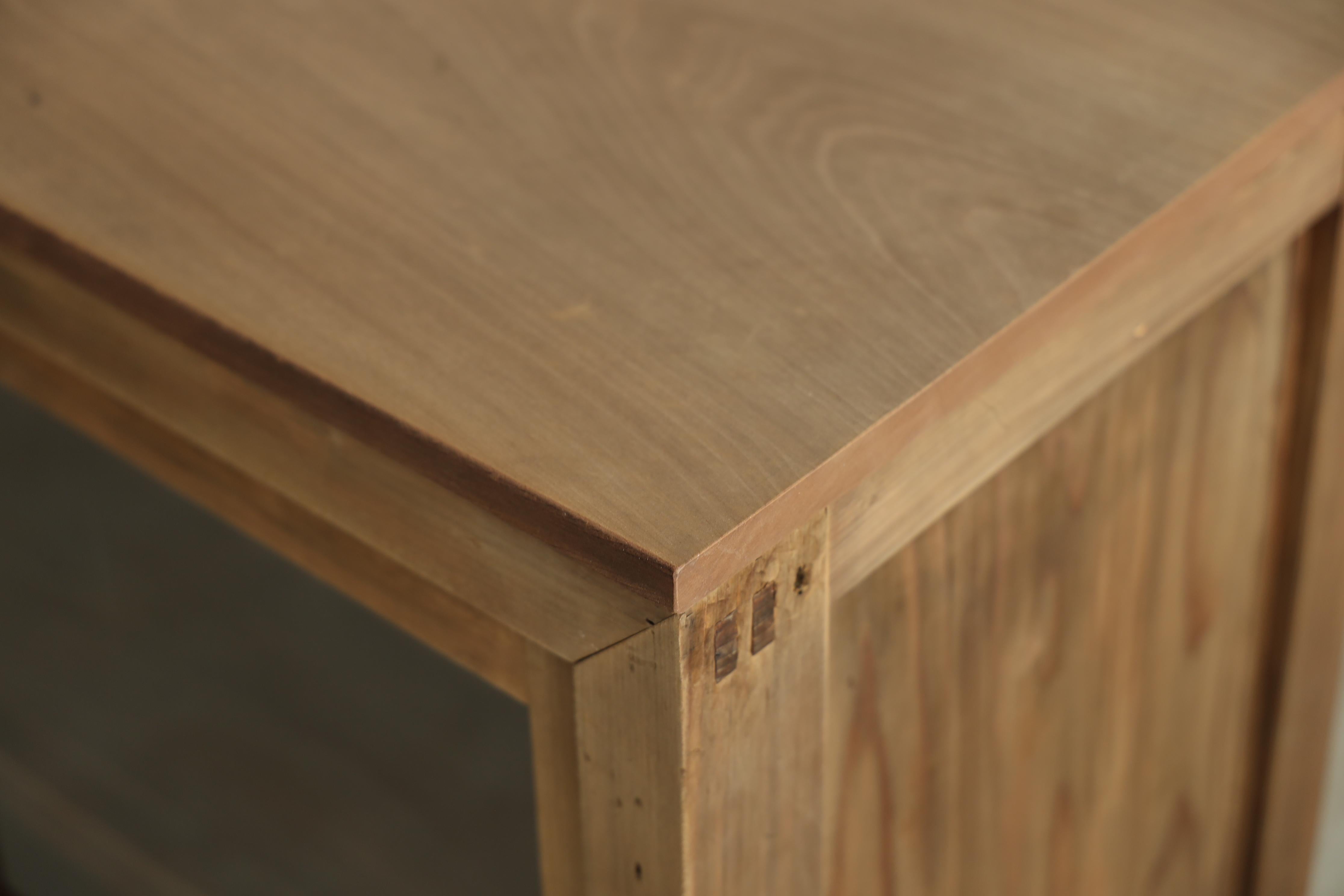 Fatto a mano Armadio giapponese antico ad ante scorrevoli in legno di Hinoki , Wood Sabi, Japandi in vendita