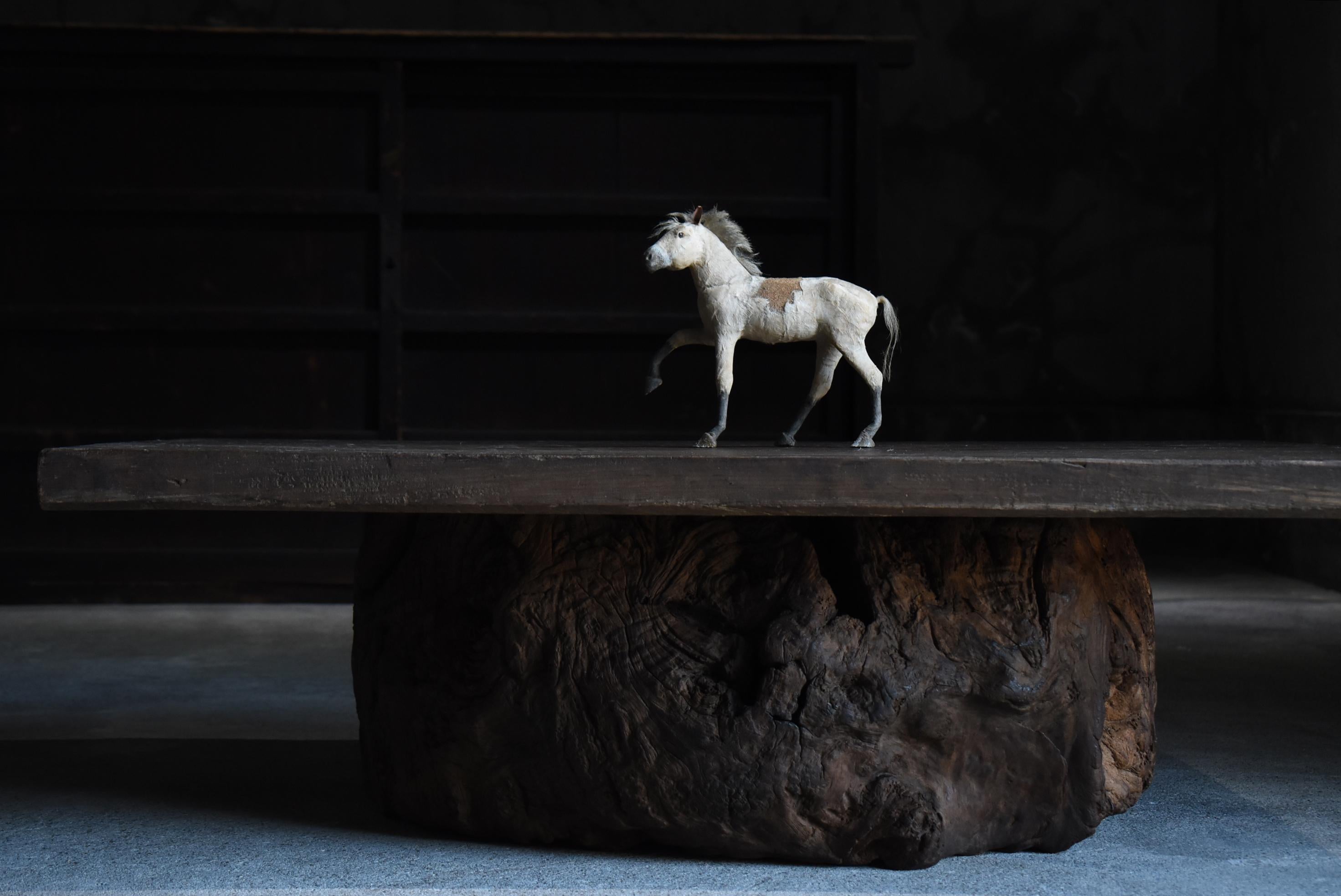 Il s'agit d'une ancienne figurine de cheval japonaise, fabriquée au début de la période Shōwa (années 1900-1940).
Bien que sa forme soit simple, il est empreint d'un sens aigu de la vie, d'un charme expressif qui ne peut provenir que du travail