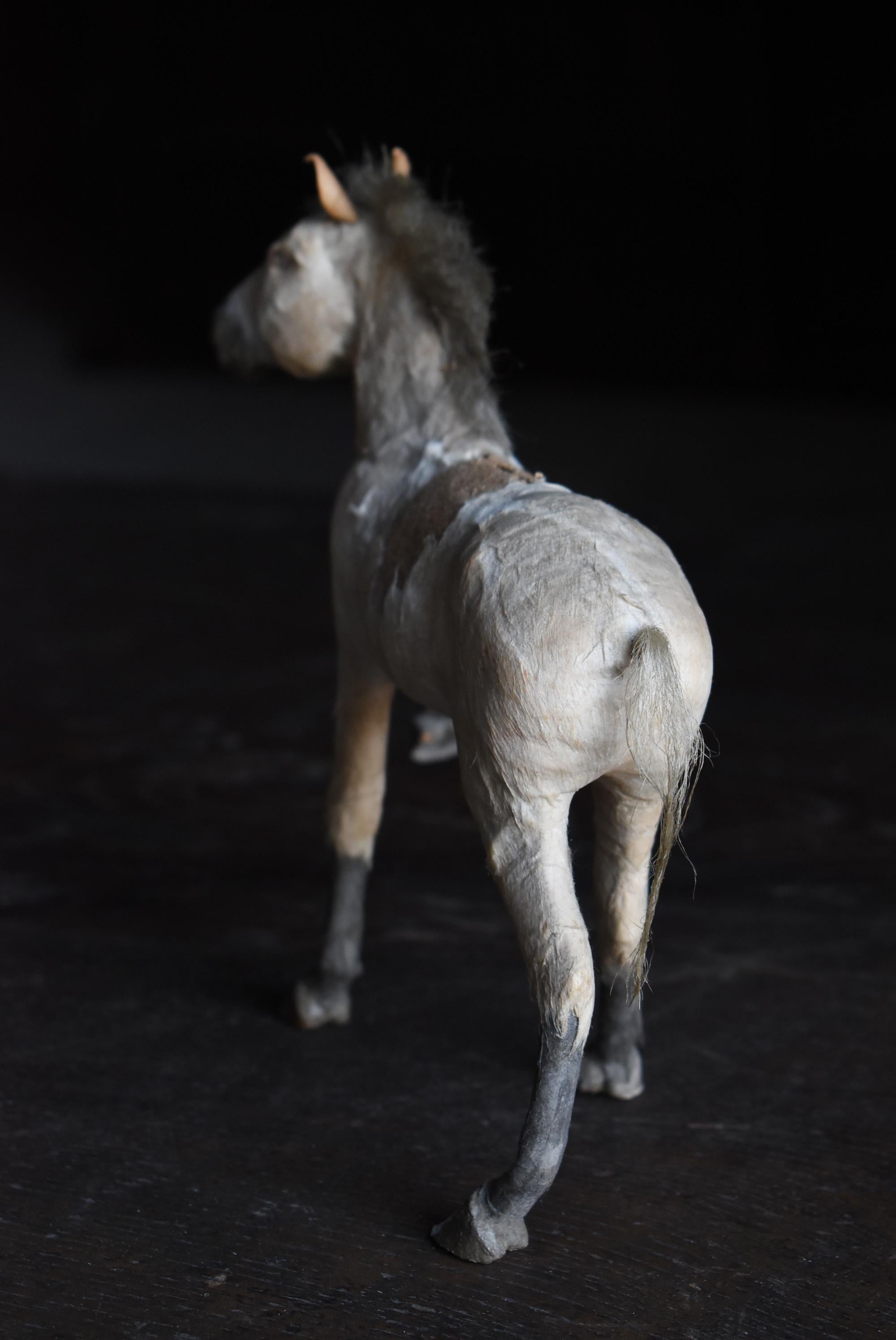 20ième siècle Figurine japonaise ancienne de cheval 1900s-1940s / Objects for Objects Wabi Sabi en vente