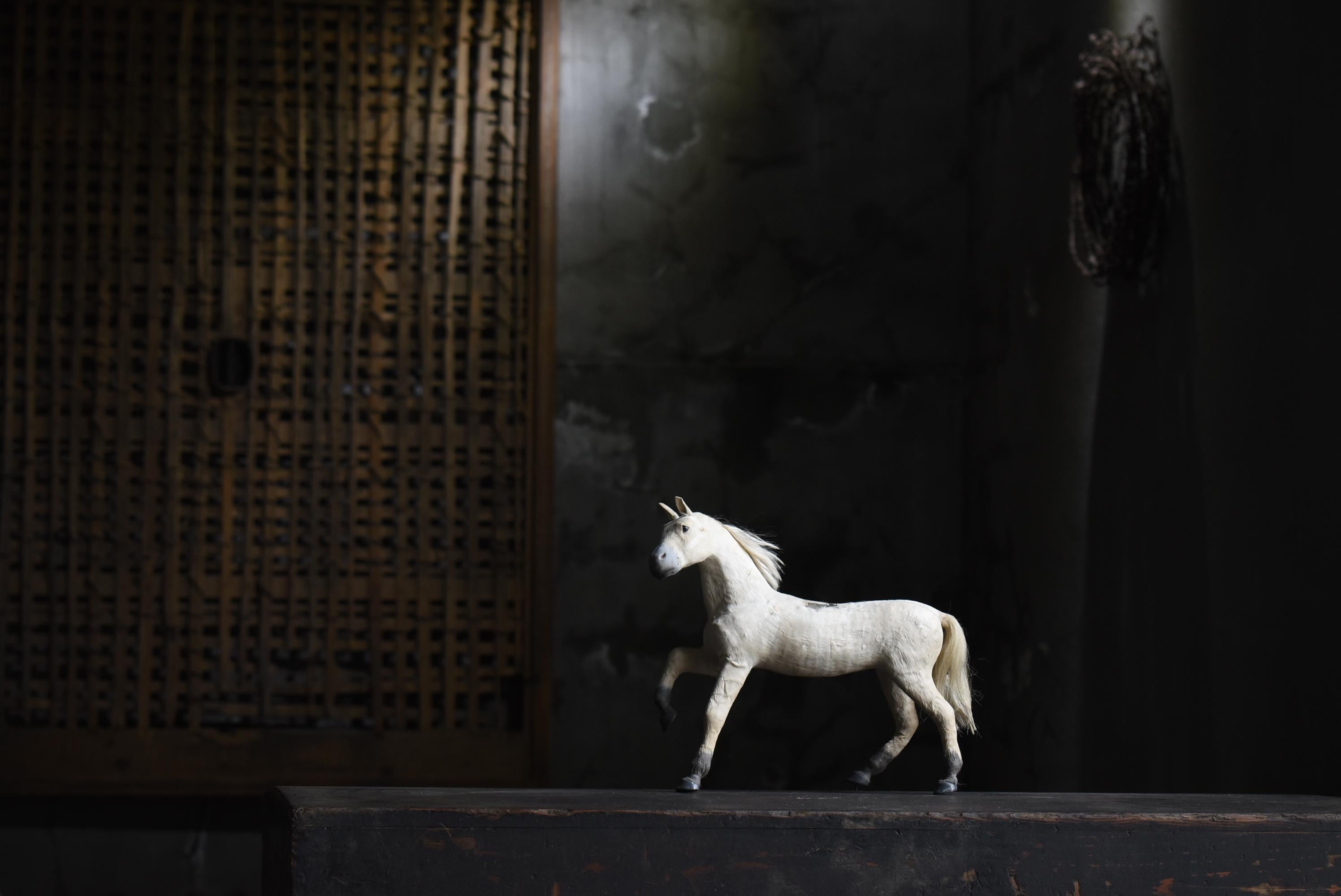 Dies ist eine alte japanische Pferdefigur.
Es wurde in der frühen Showa-Periode (1920er-1940er Jahre) hergestellt.

Es wird hauptsächlich aus Papier hergestellt. (Es werden verschiedene MATERIALs verwendet).

Es ist eine sehr aufwendige