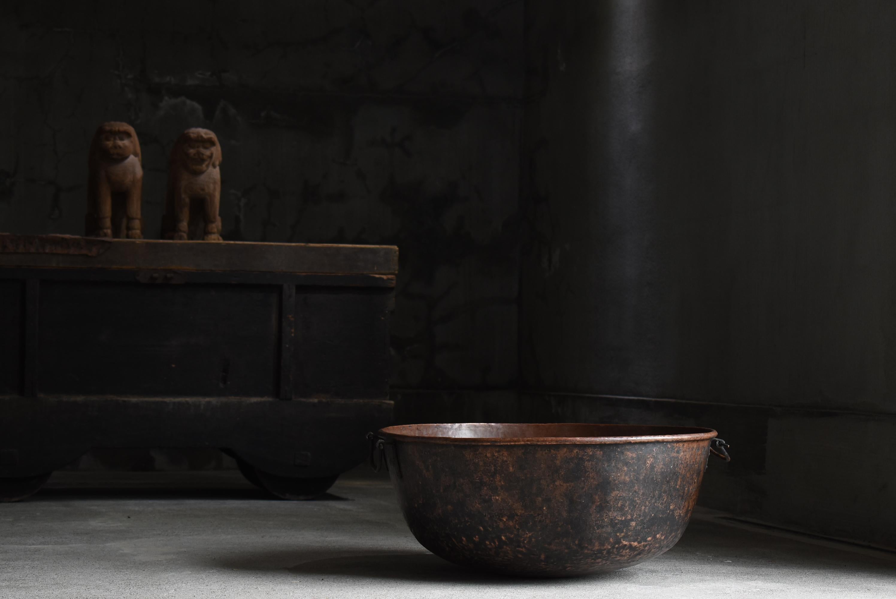 This is a very old and huge Japanese copper bowl.
This item is from the Meiji period (1900s-1940s).
All are made of copper.

I have never seen such a huge copper bowl.
I feel Japanese craftsmanship.

I can imagine various uses for them.

This is a