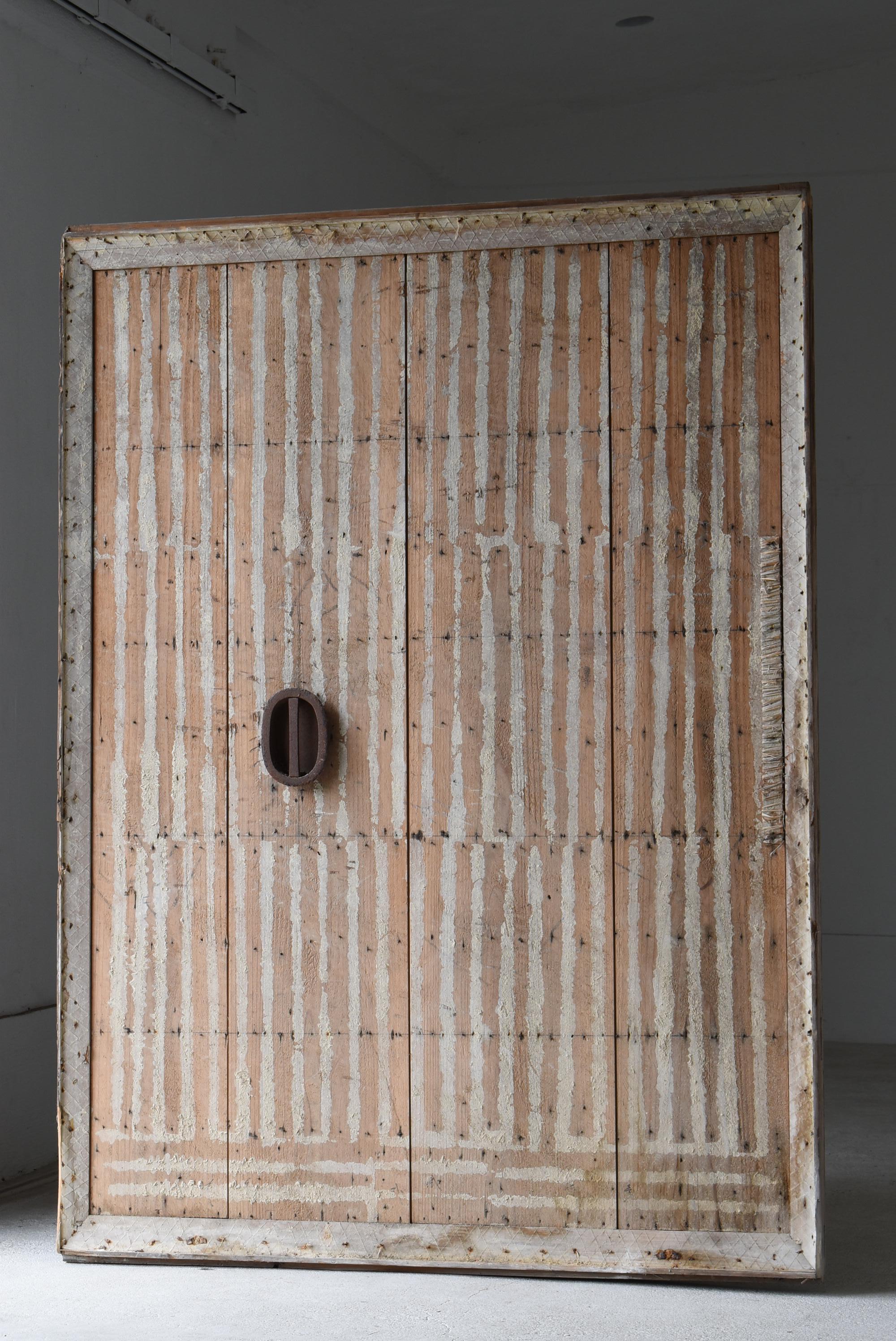 This was a very old Japanese warehouse door.
This door is from the Edo period. (1800s to 1900s).

The door was made of plaster, but the plaster has peeled off and it looks like this.
The Beauty of Coincidence.