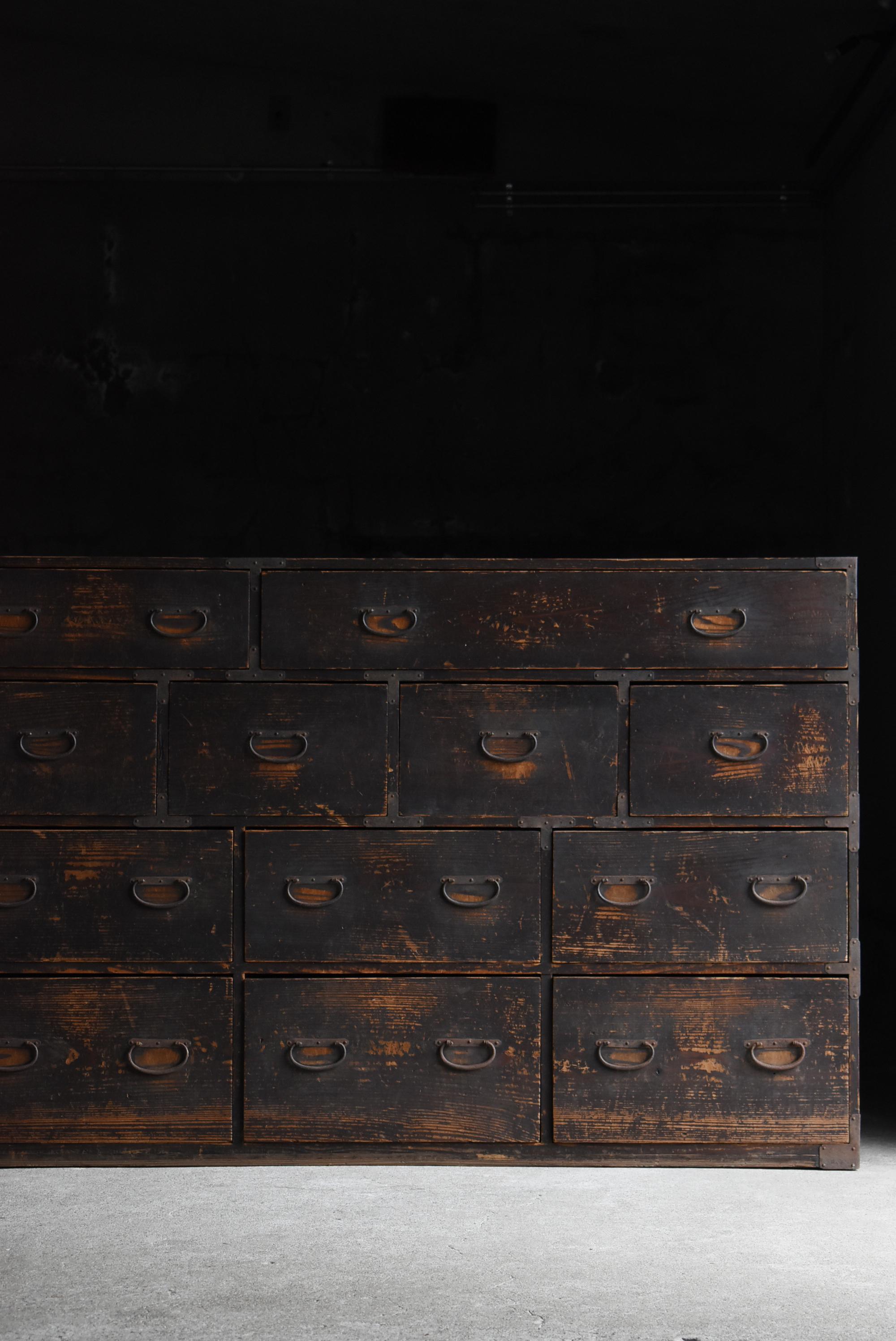 This account is operated by four different companies.
As for me, I specialize in Japanese antiques and carefully selected items.
With my 20 years of experience, I am re-proposing Japanese antiques from a new perspective.

This is a very old huge