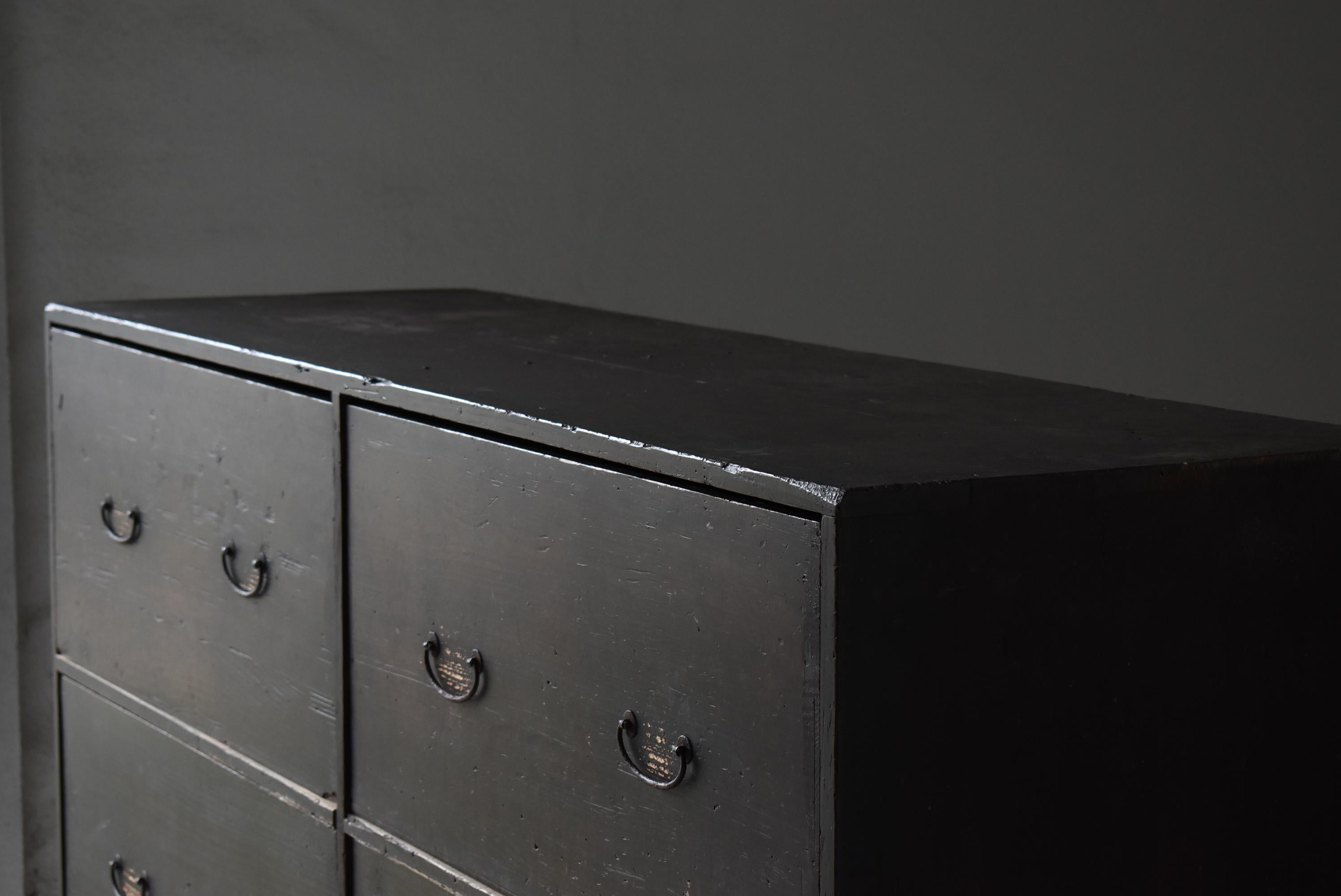 Japanische antike große Schubladenaufbewahrung 1860er-1900er Jahre / Tansu-Schrank Wabisabi, Wabisabi (Holzarbeit) im Angebot