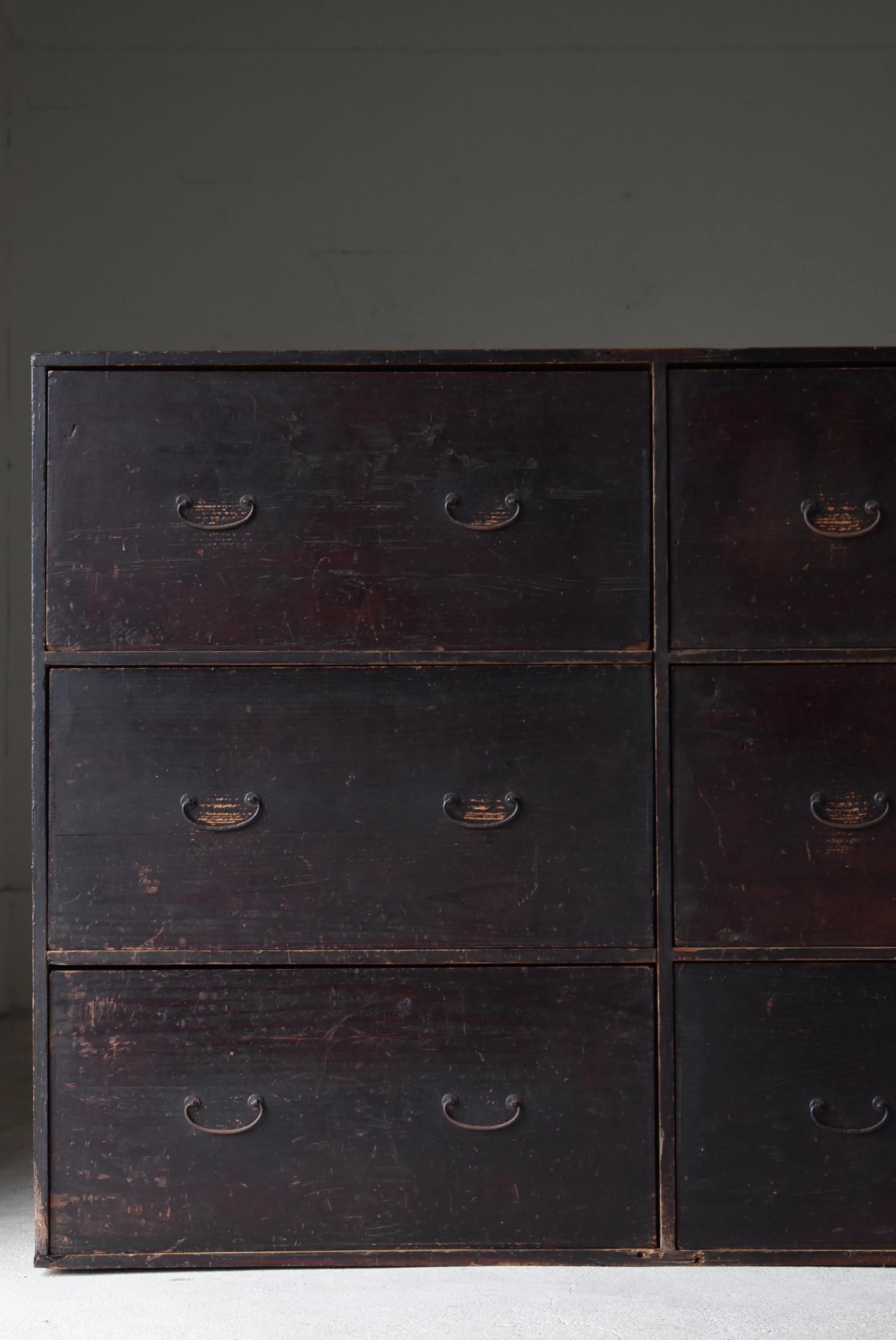 Japanische antike große Schubladenaufbewahrung 1860er-1900er Jahre / Tansu-Schrank Wabisabi, Wabisabi im Zustand „Gut“ im Angebot in Chōsei District Nagara, JP