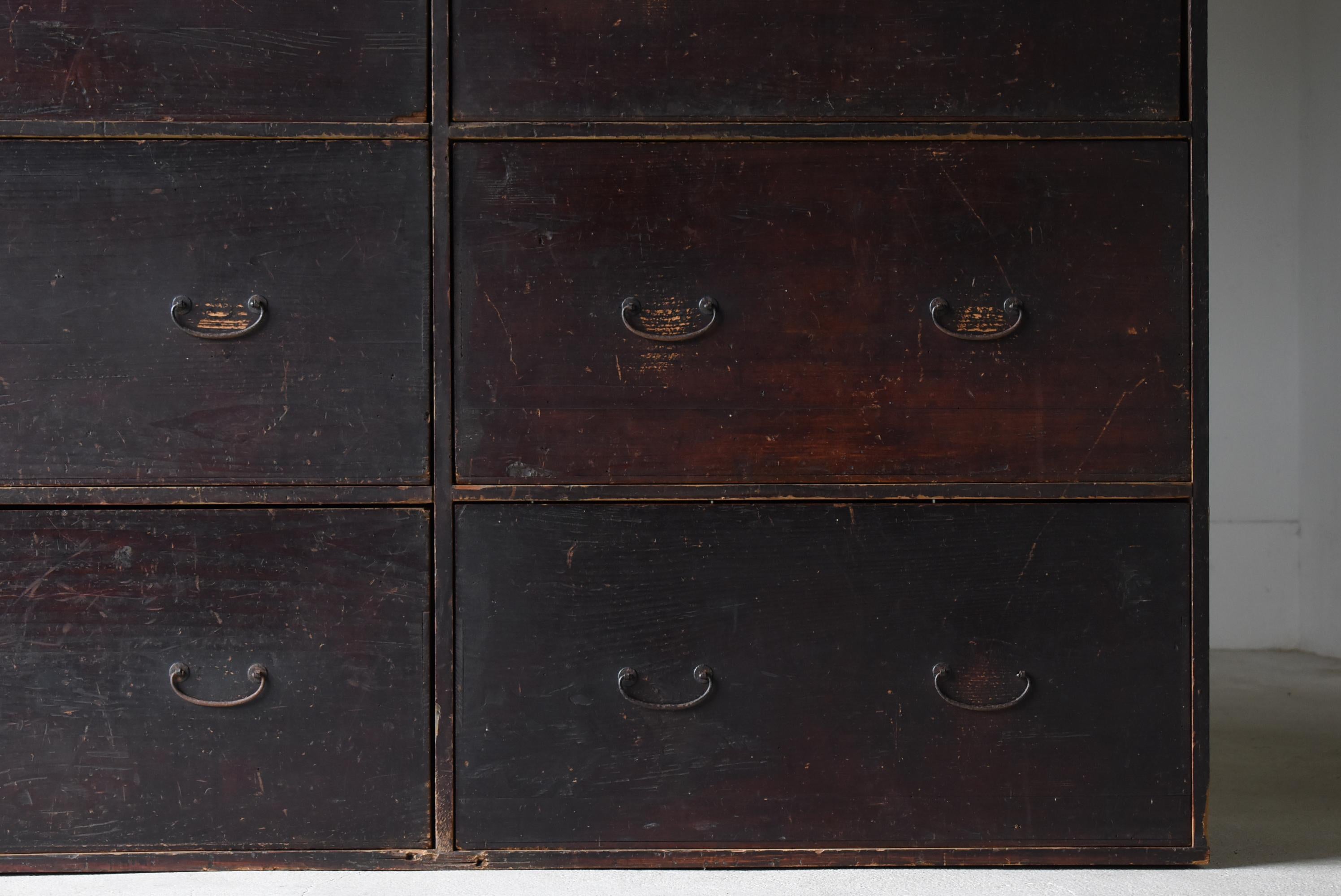 Japanische antike große Schubladenaufbewahrung 1860er-1900er Jahre / Tansu-Schrank Wabisabi, Wabisabi (20. Jahrhundert) im Angebot