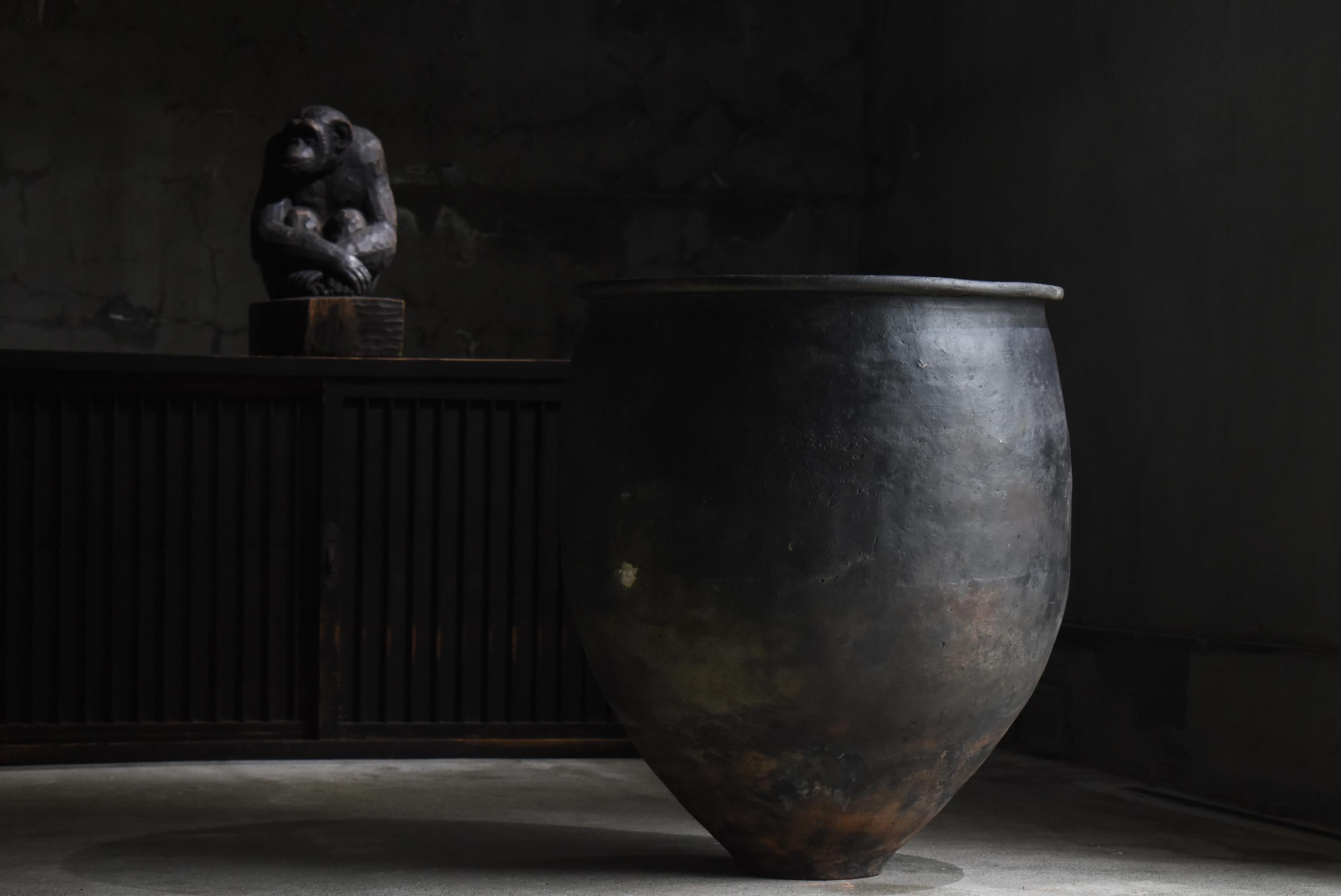 This is a very huge ceramic jar made in Japan.
It was used as an indigo dye jar.
This jar is from the Meiji period (1860s-1920s).

The distorted shape made by hand is very unique.
It is very beautiful from all angles.
It radiates a decadent world