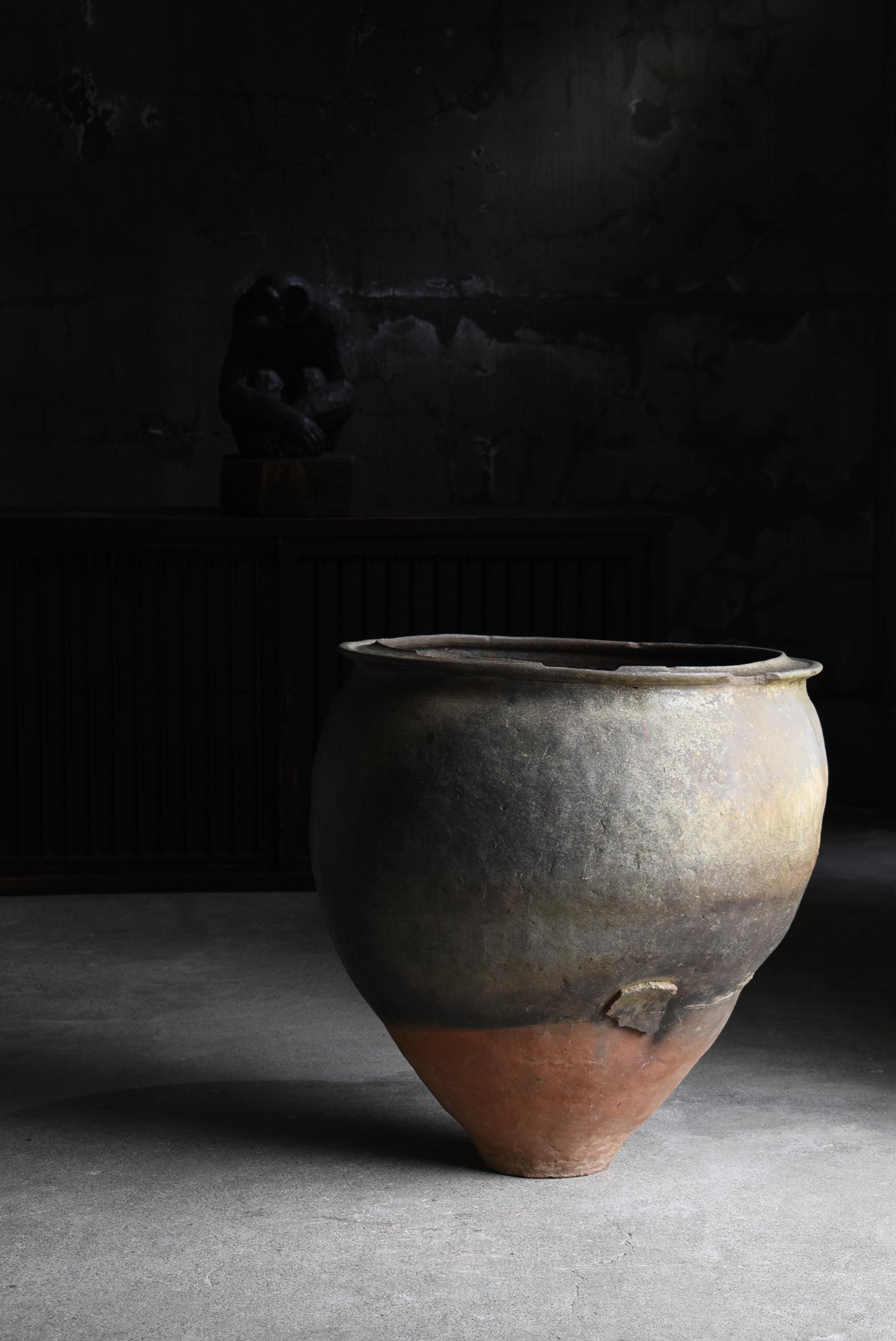 Il s'agit d'un très grand vase en poterie fabriqué au Japon.
Au Japon, on l'appelle 