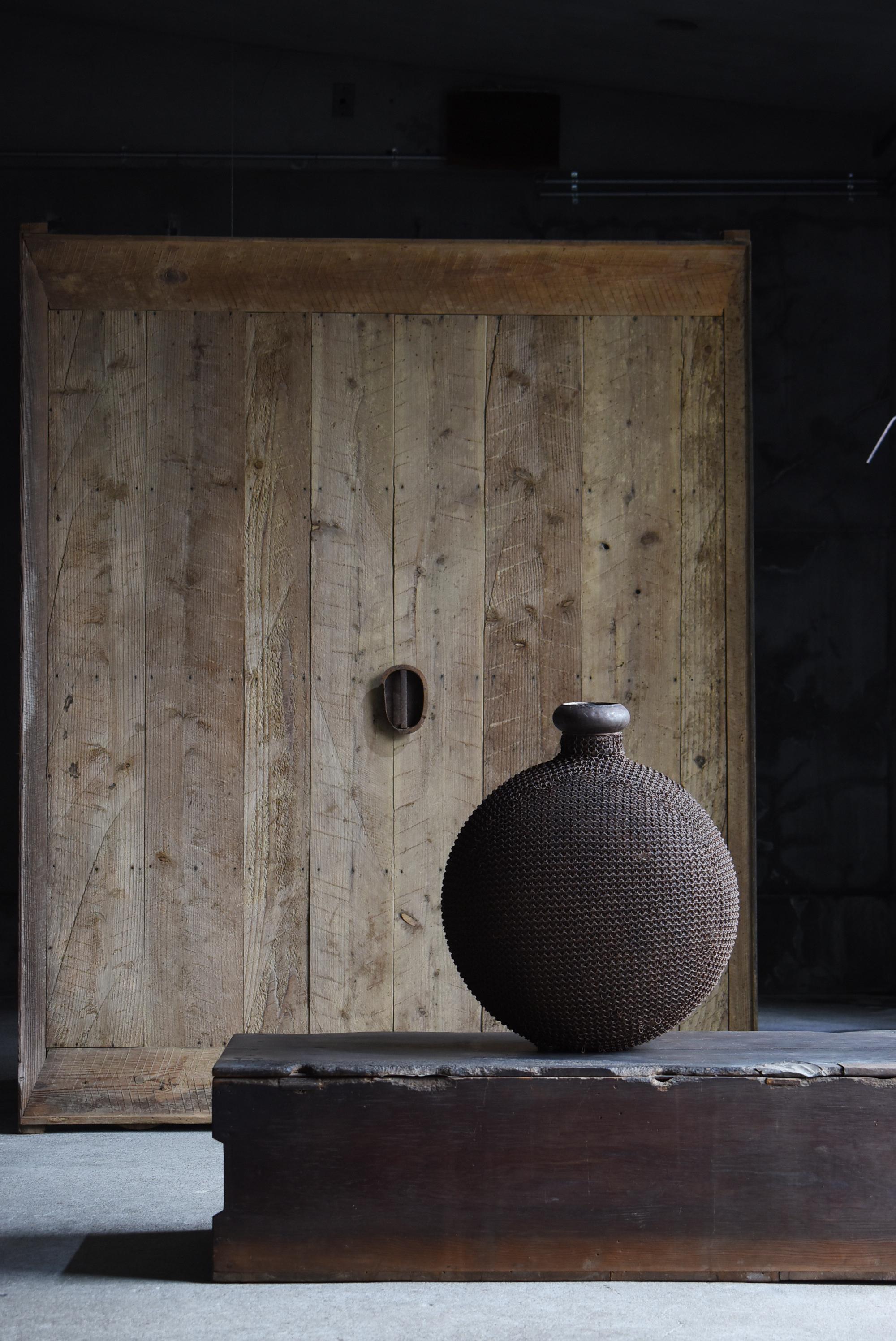 Se trata de una antigua y gran puerta corredera japonesa.
Se fabricó durante el periodo Meiji (1860-1900) y probablemente se utilizó en casas o almacenes tradicionales de la época. El material es sugi (cedro japonés), una madera clásica en la