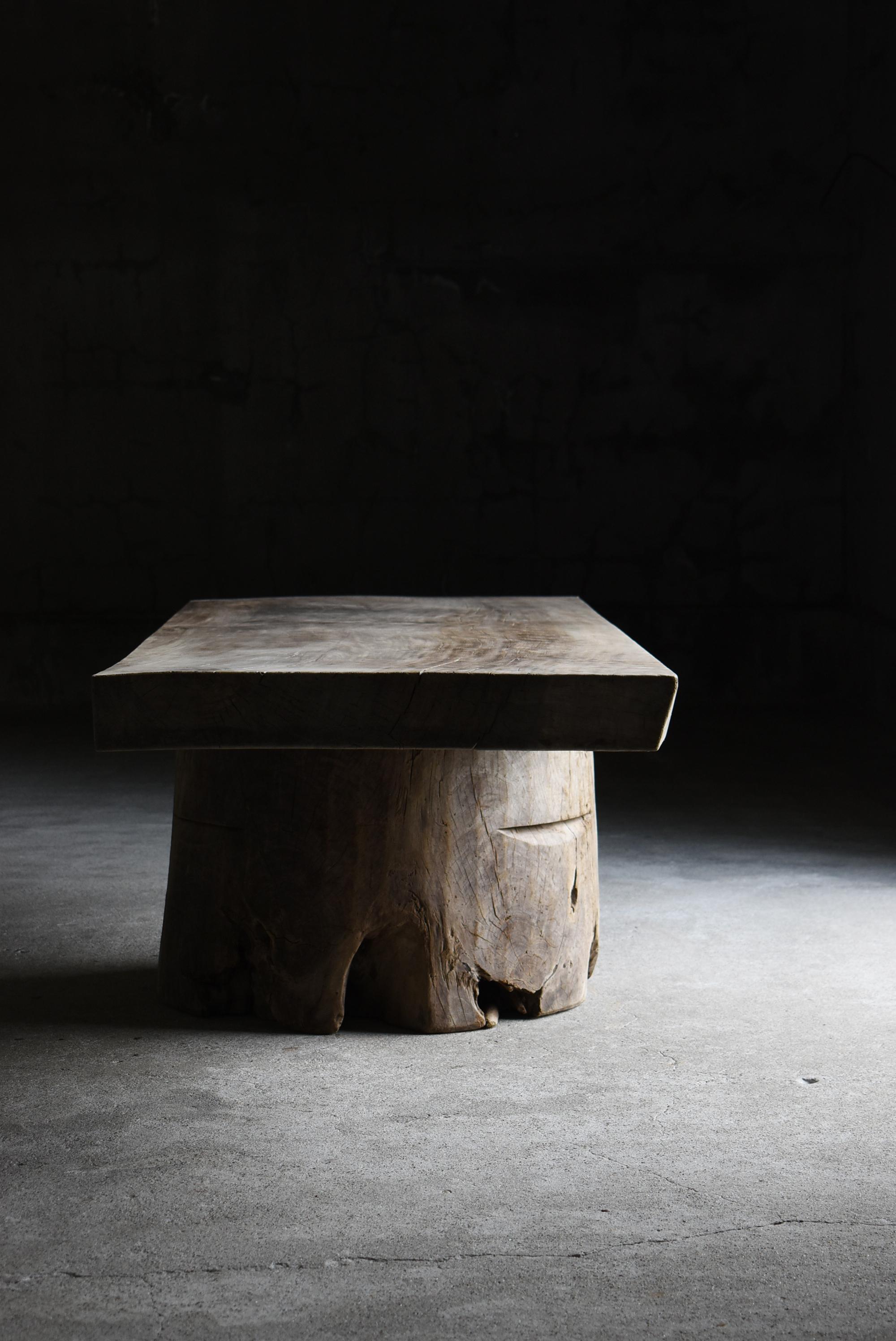 Japanischer antiker Riesentisch 1860er-1920er Jahre / Primitiver Beistelltisch Wabi Sabi (Holz) im Angebot