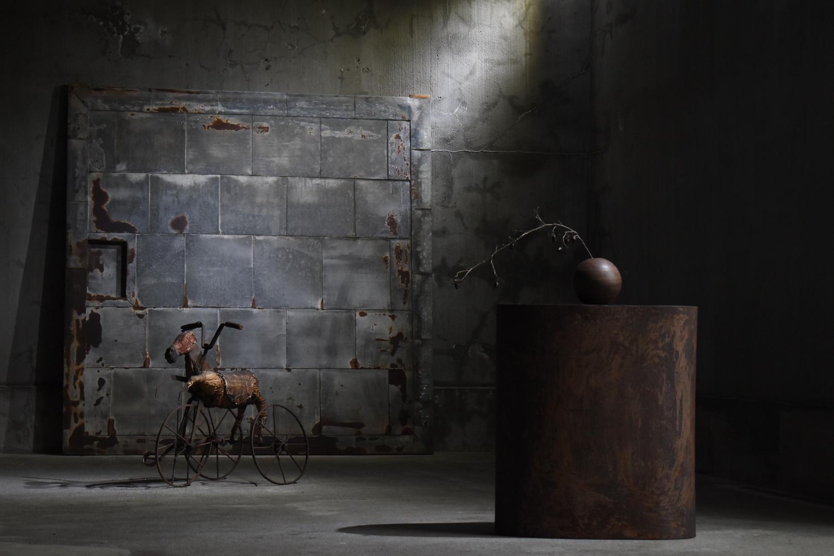 This account consists of five companies.
As for me, I specialize in Japanese antiques and deal in carefully selected items.
With my 20 years of experience, I am re-proposing Japanese antiques from a new perspective.

This is an old huge door made in