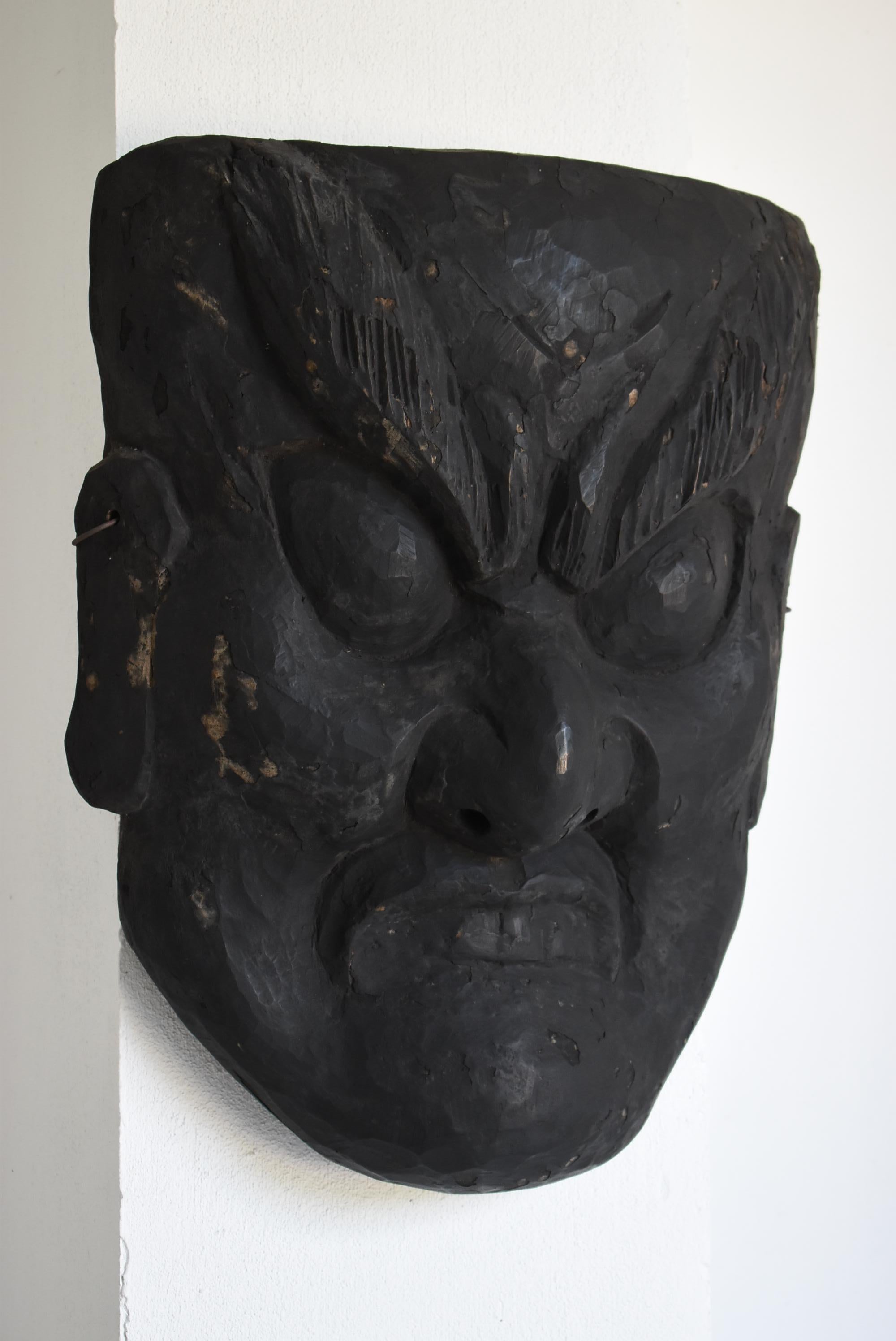 This is a very old Japanese wooden mask.
In Japan, it is called 