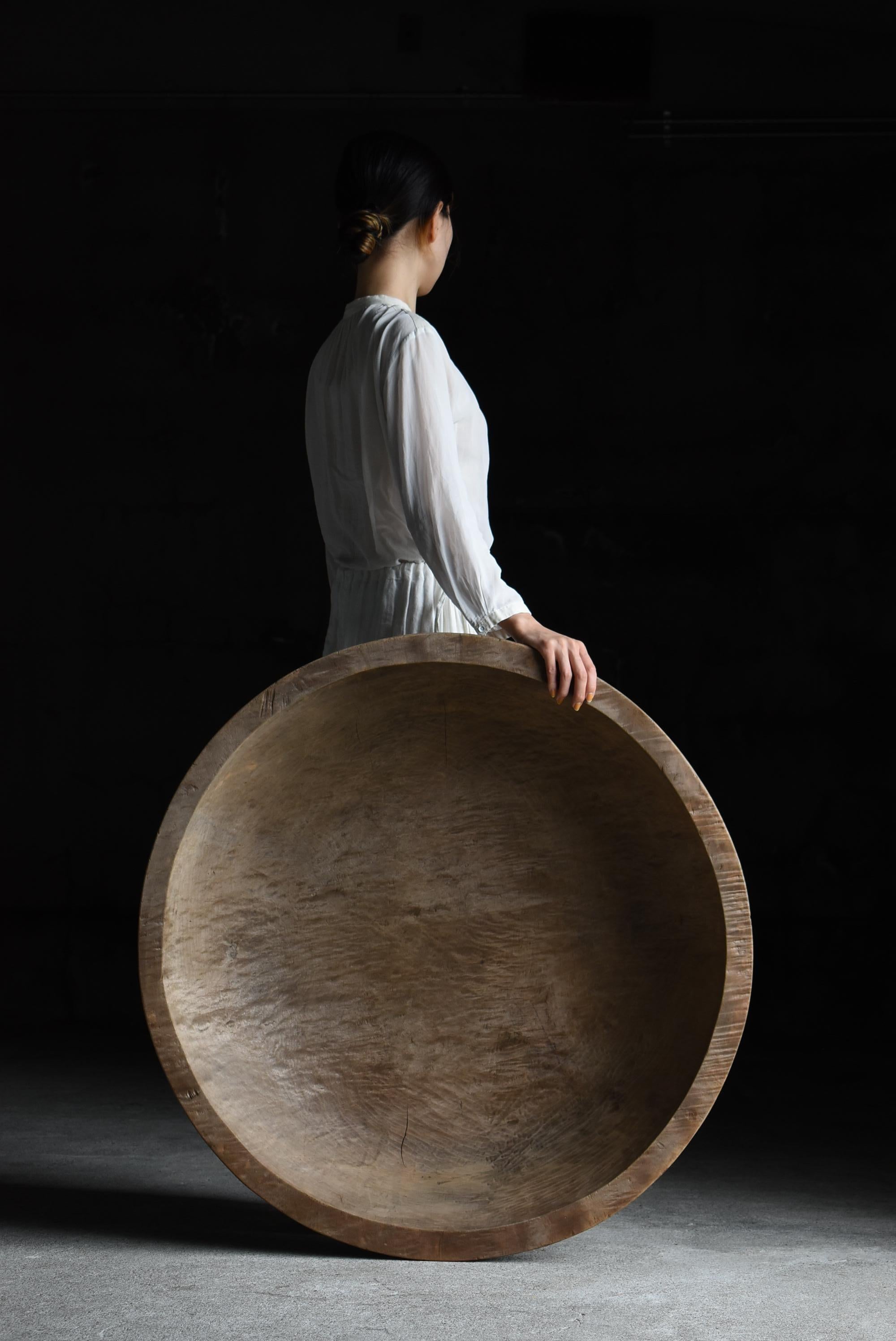 Dies ist eine sehr alte, große Holzschale aus Japan.
Sie stammt aus der Meiji-Zeit (1860-1920).
Es ist aus Rosskastanienholz gefertigt.
Dieses Holz wird in kalten Regionen gesammelt.
Es ist glänzend, schön und sehr haltbar.

Diese große Holzschüssel
