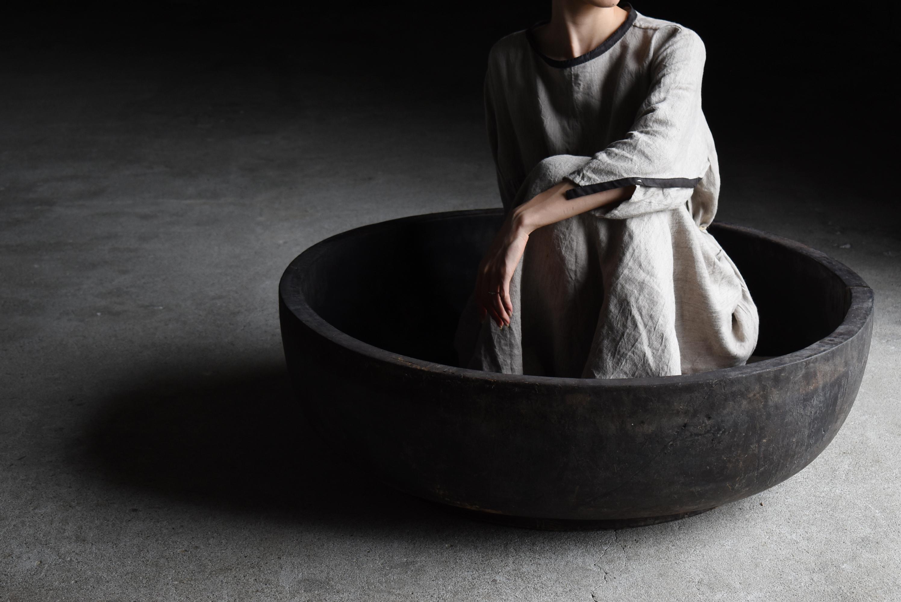 This is a huge old Japanese lacquer wood bowl.
It was manufactured in 1906 (Meiji period), and its age can be read from the writing on the bottom. The material used is cedar wood, making this a rare large lacquer bowl that is rarely seen